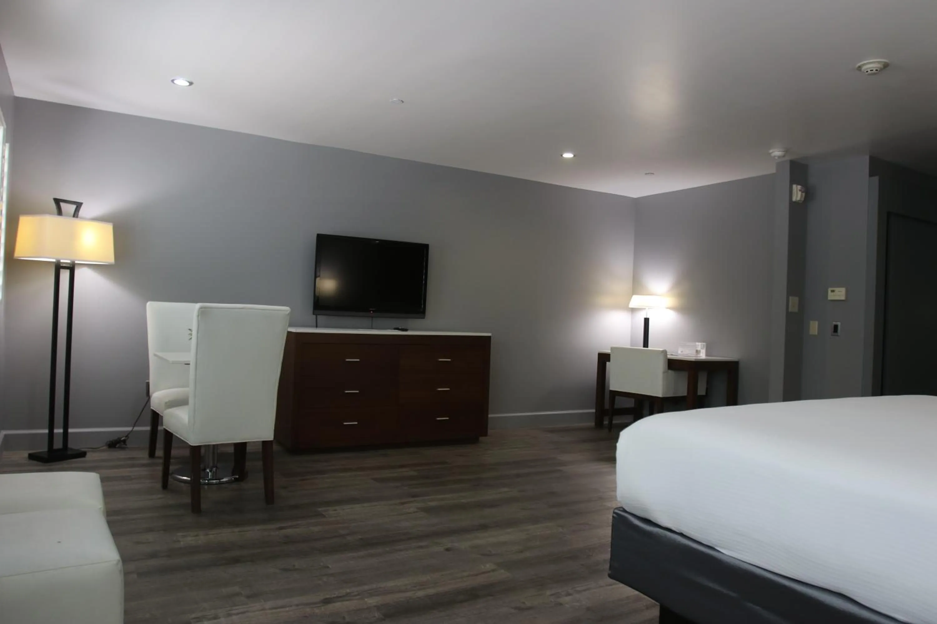 TV and multimedia in BLVD Hotel and Studios Universal-Hollywood, an Ascend Collection Hotel