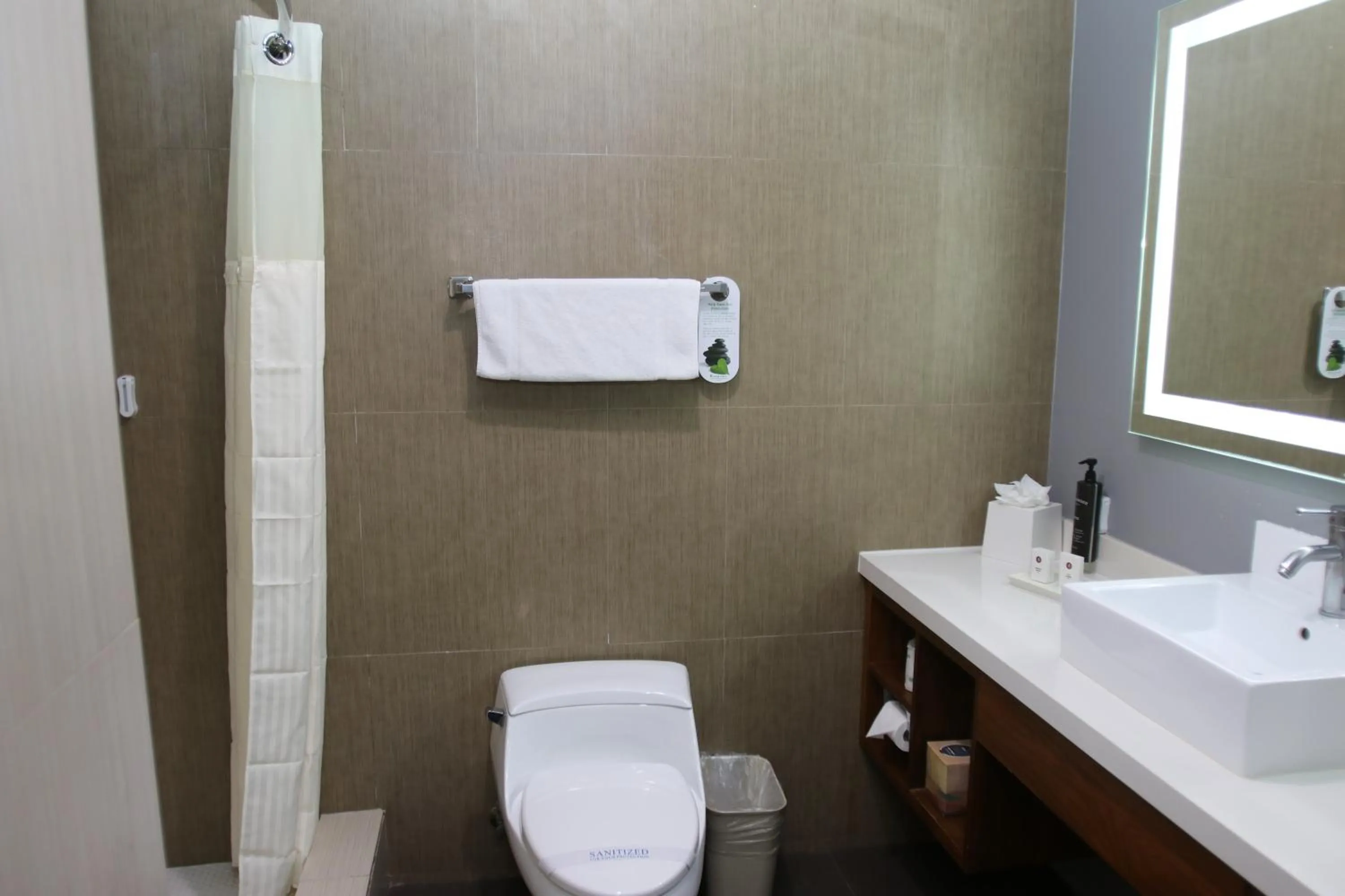 Bathroom in BLVD Hotel and Studios Universal-Hollywood, an Ascend Collection Hotel