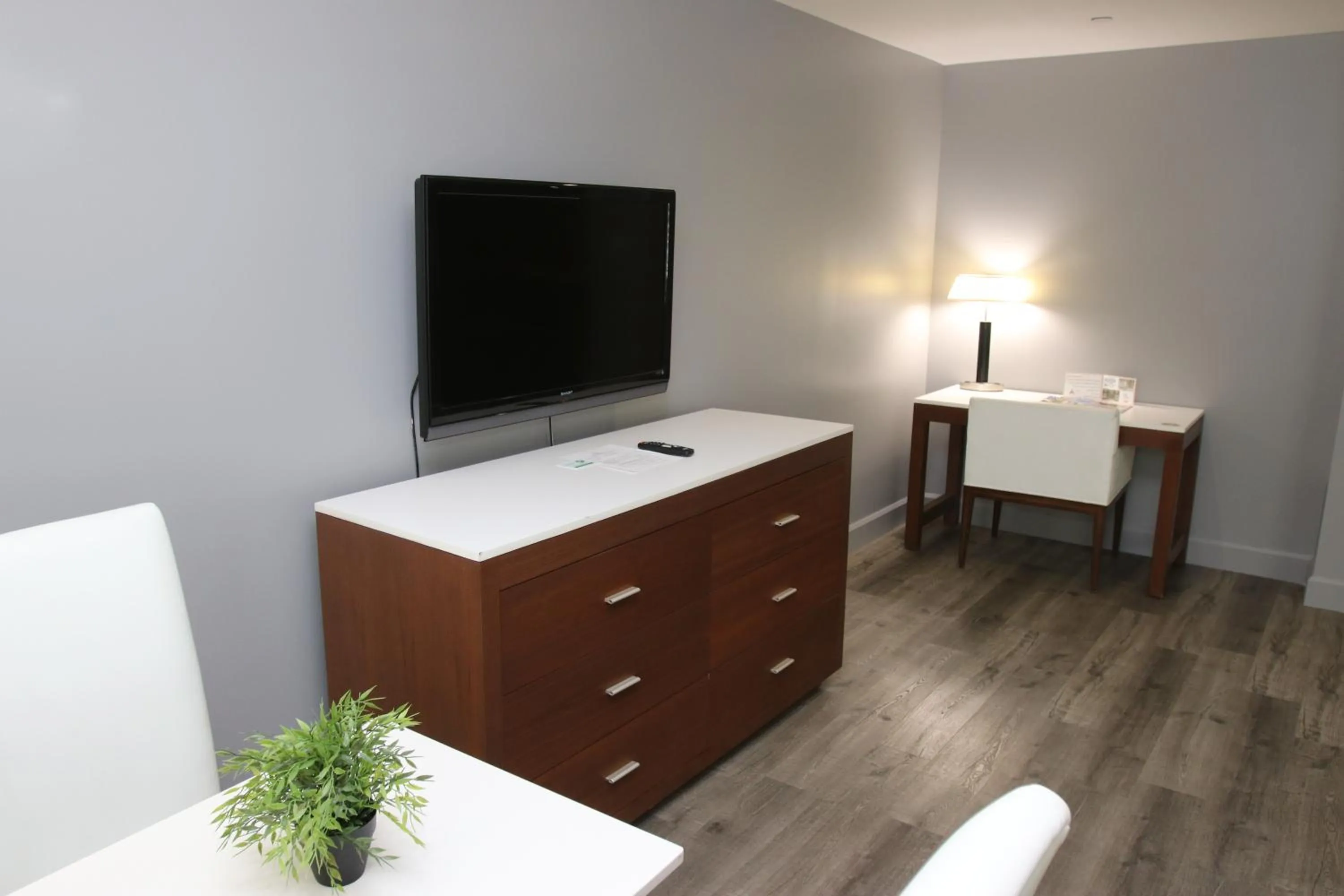 TV and multimedia in BLVD Hotel and Studios Universal-Hollywood, an Ascend Collection Hotel