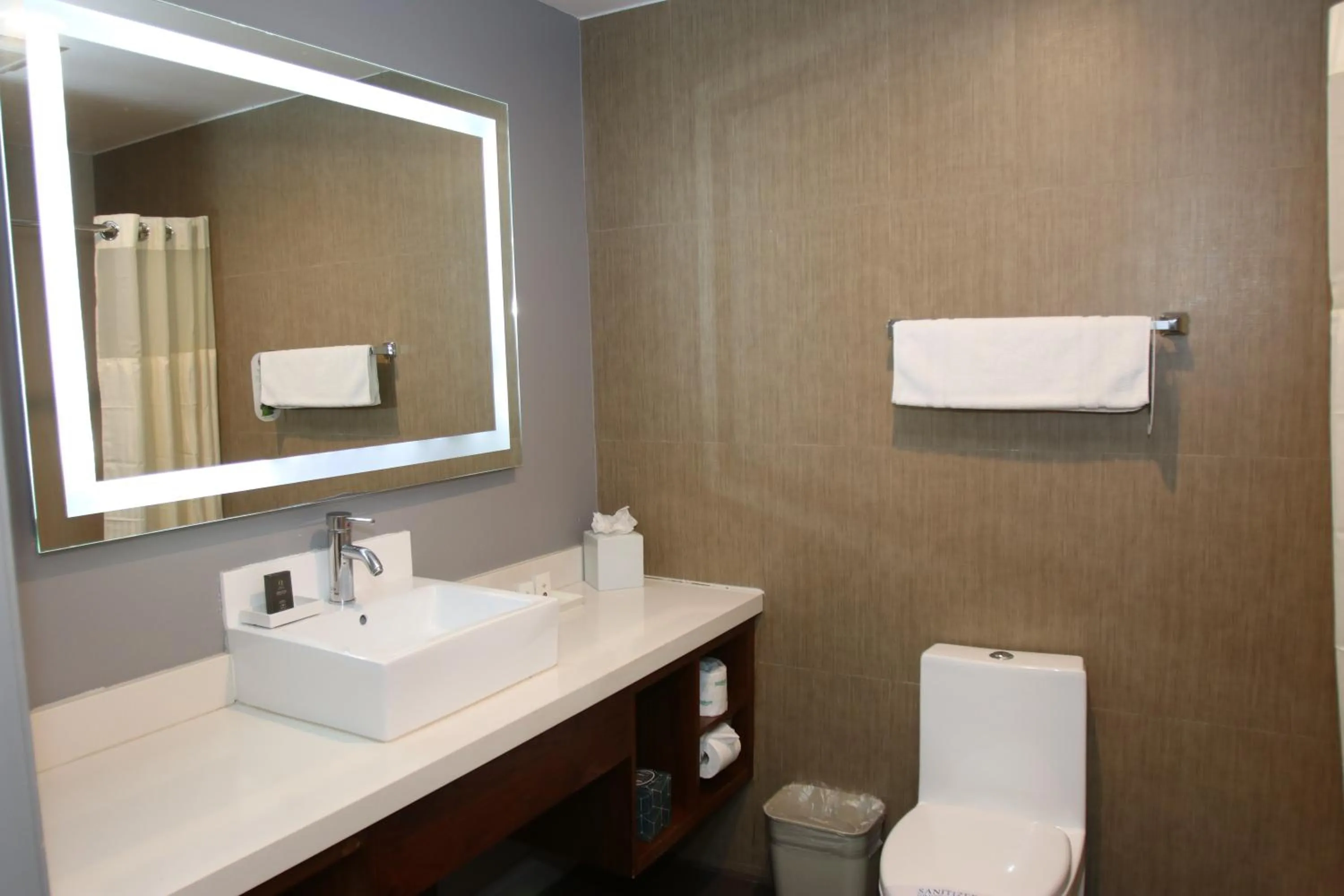 Bathroom in BLVD Hotel and Studios Universal-Hollywood, an Ascend Collection Hotel