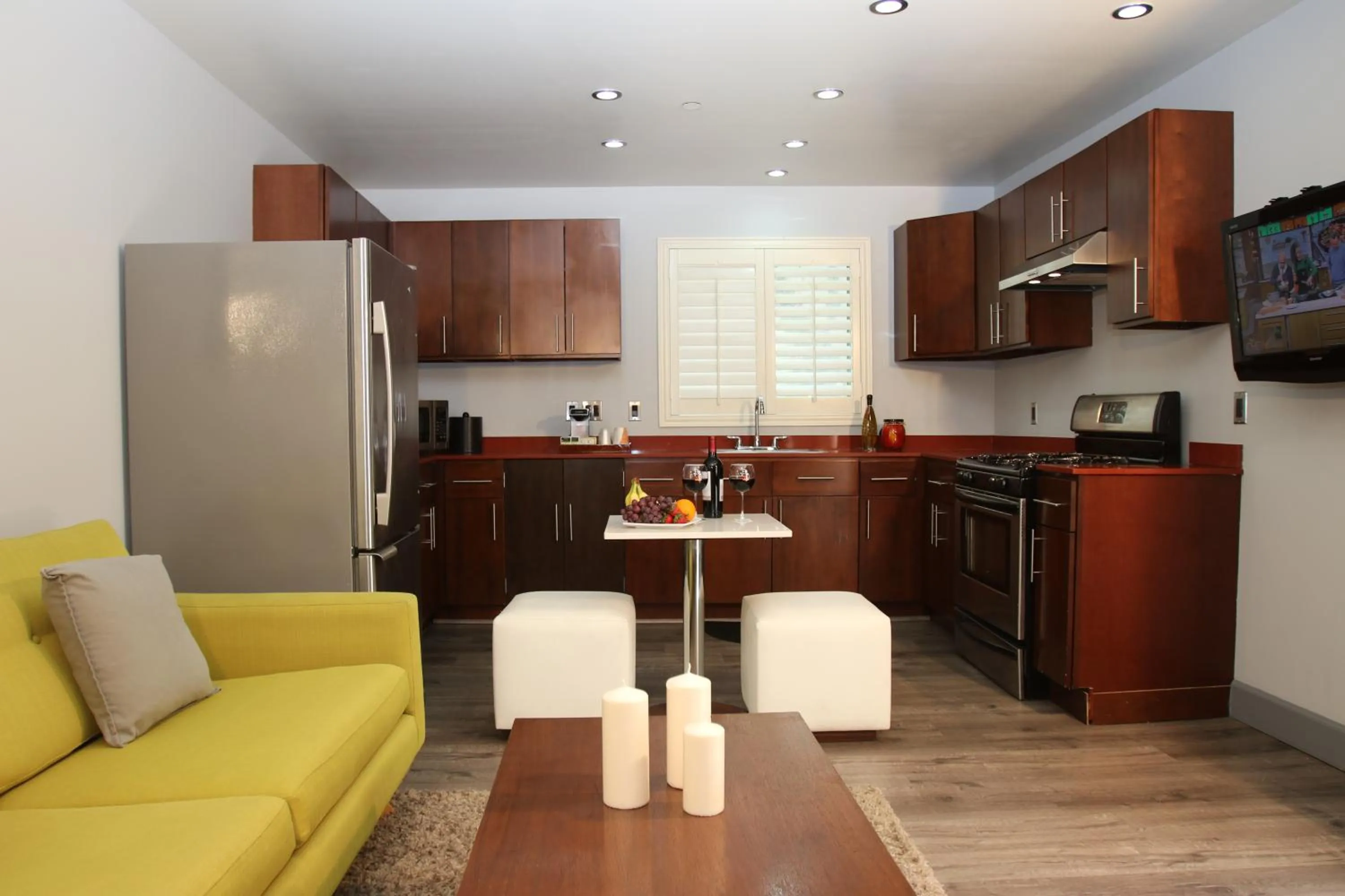 Kitchen or kitchenette in BLVD Hotel and Studios Universal-Hollywood, an Ascend Collection Hotel