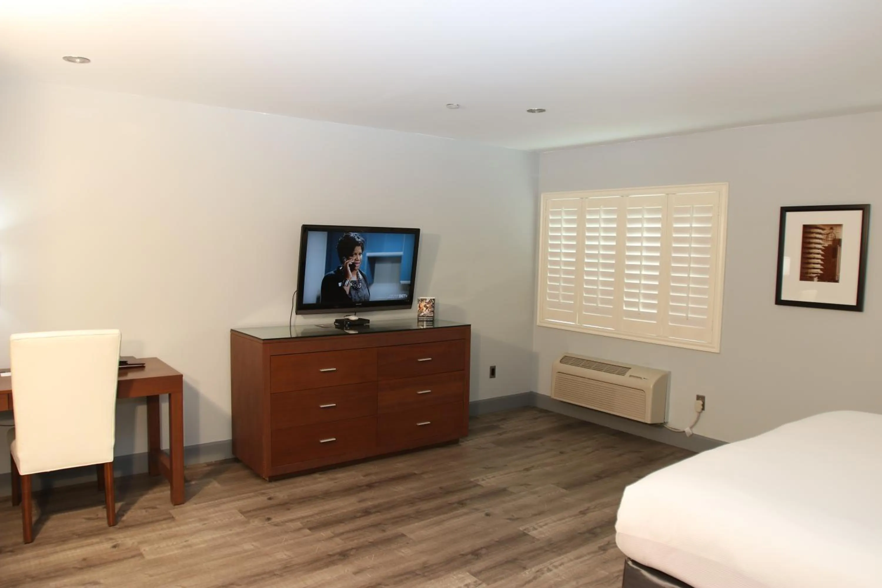 TV and multimedia in BLVD Hotel and Studios Universal-Hollywood, an Ascend Collection Hotel