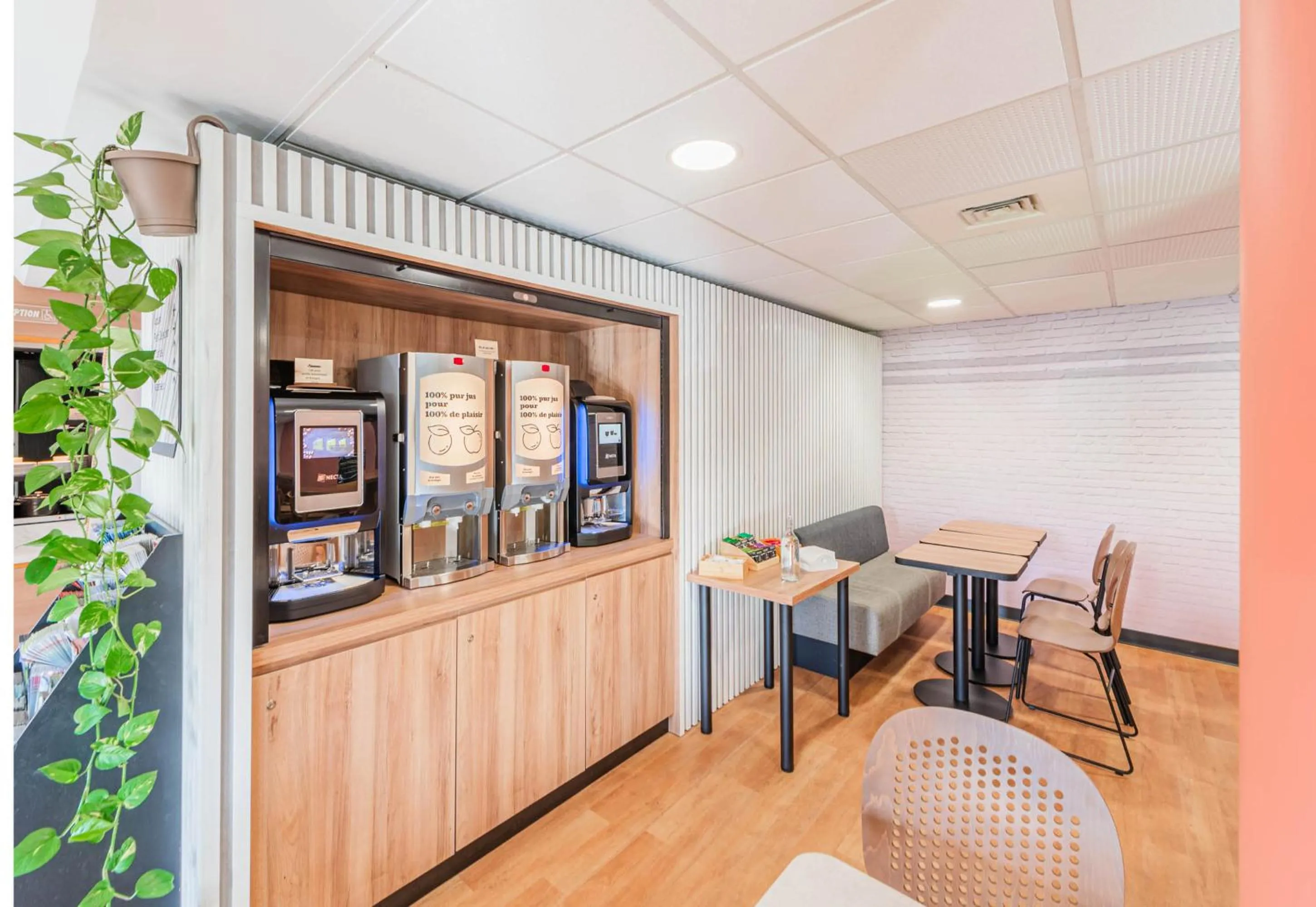 Dining area in B&B HOTEL Strasbourg Nord Mundolsheim