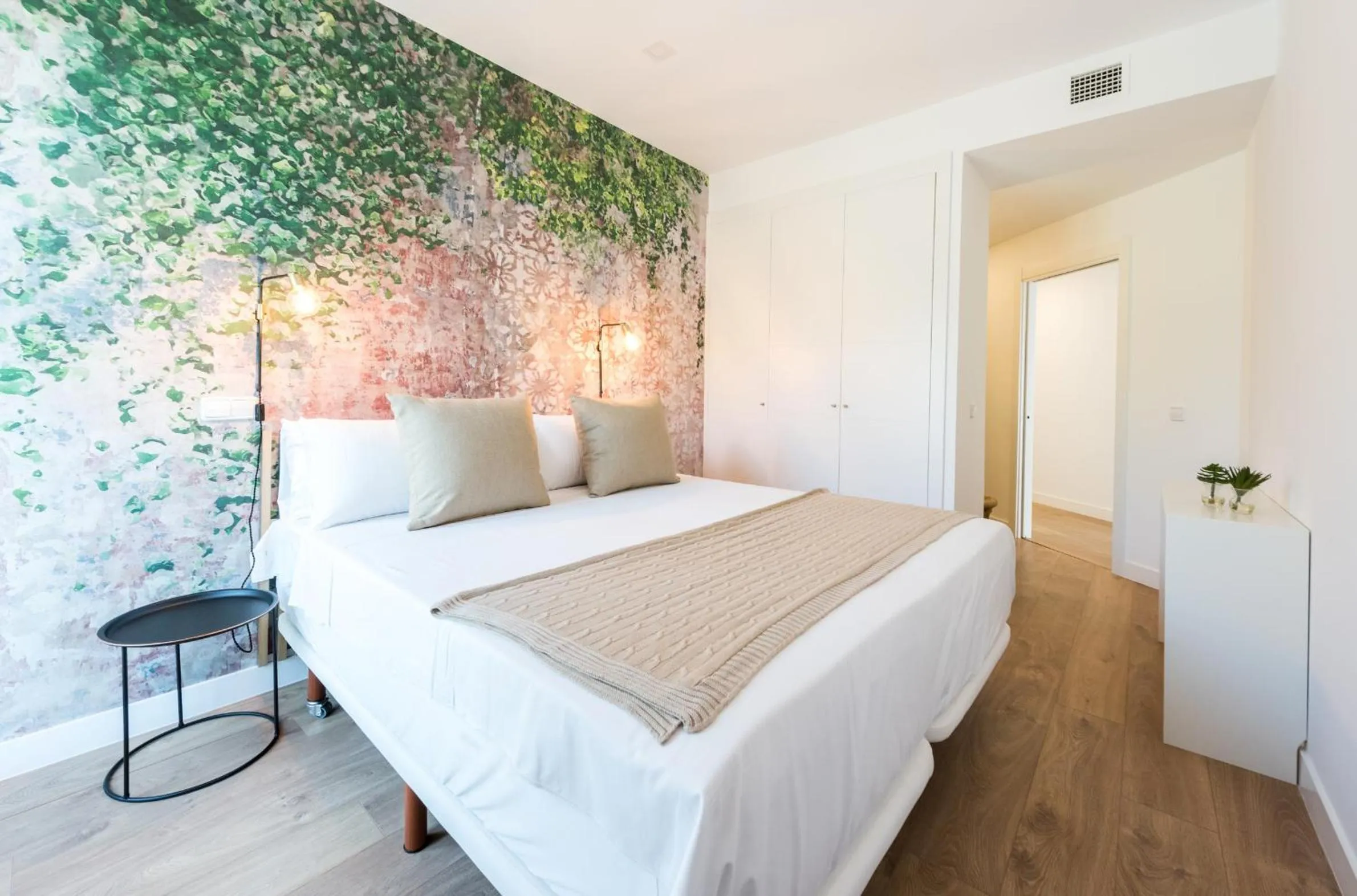 Bed in Plaza de España Skyline