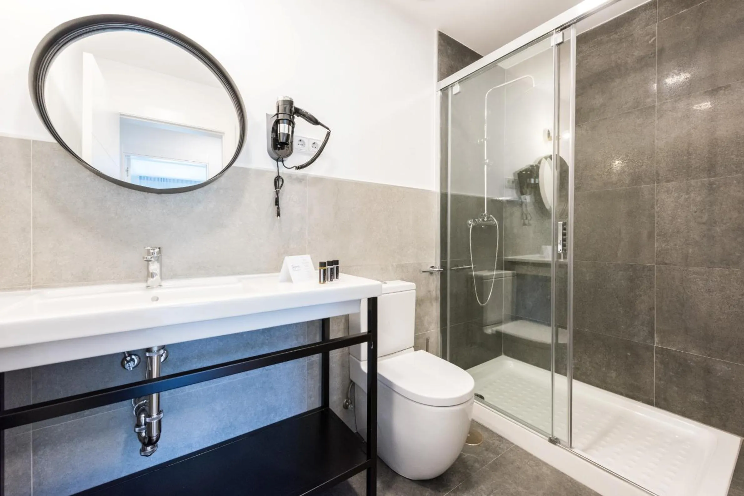 Shower in Plaza de España Skyline