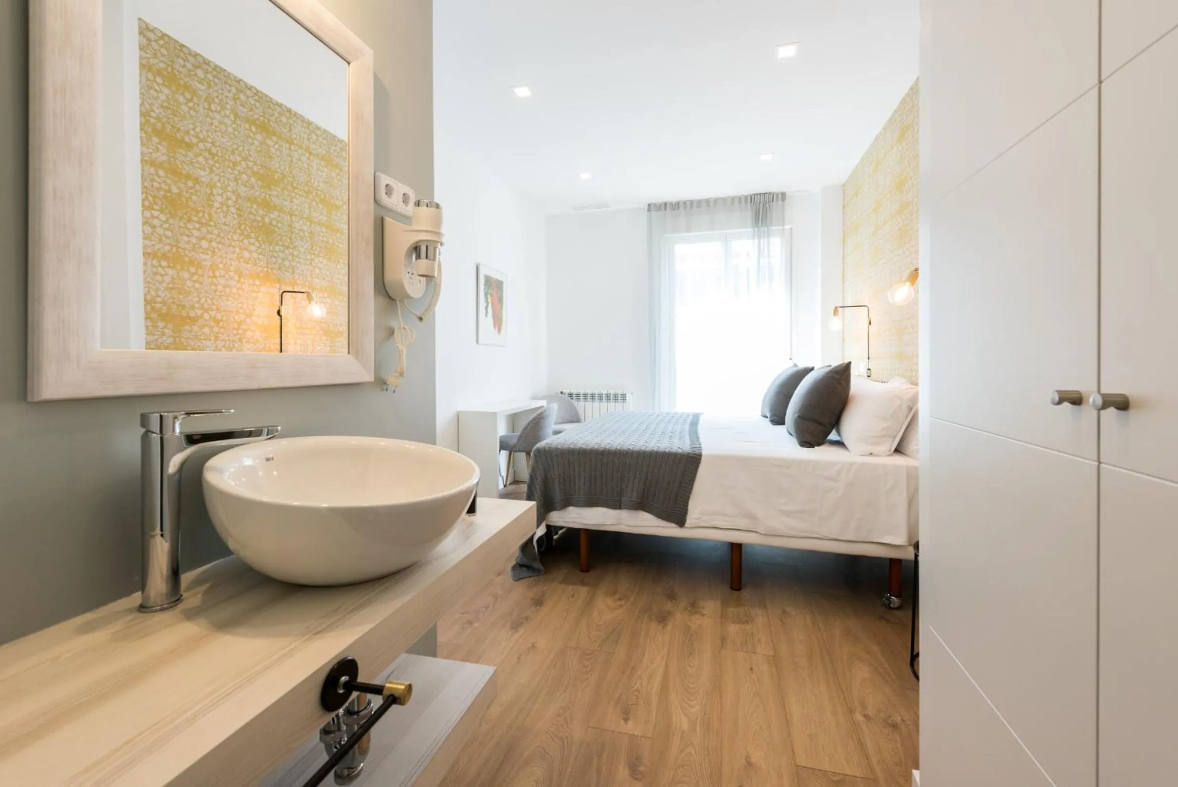 Bathroom, Bed in Plaza de España Skyline