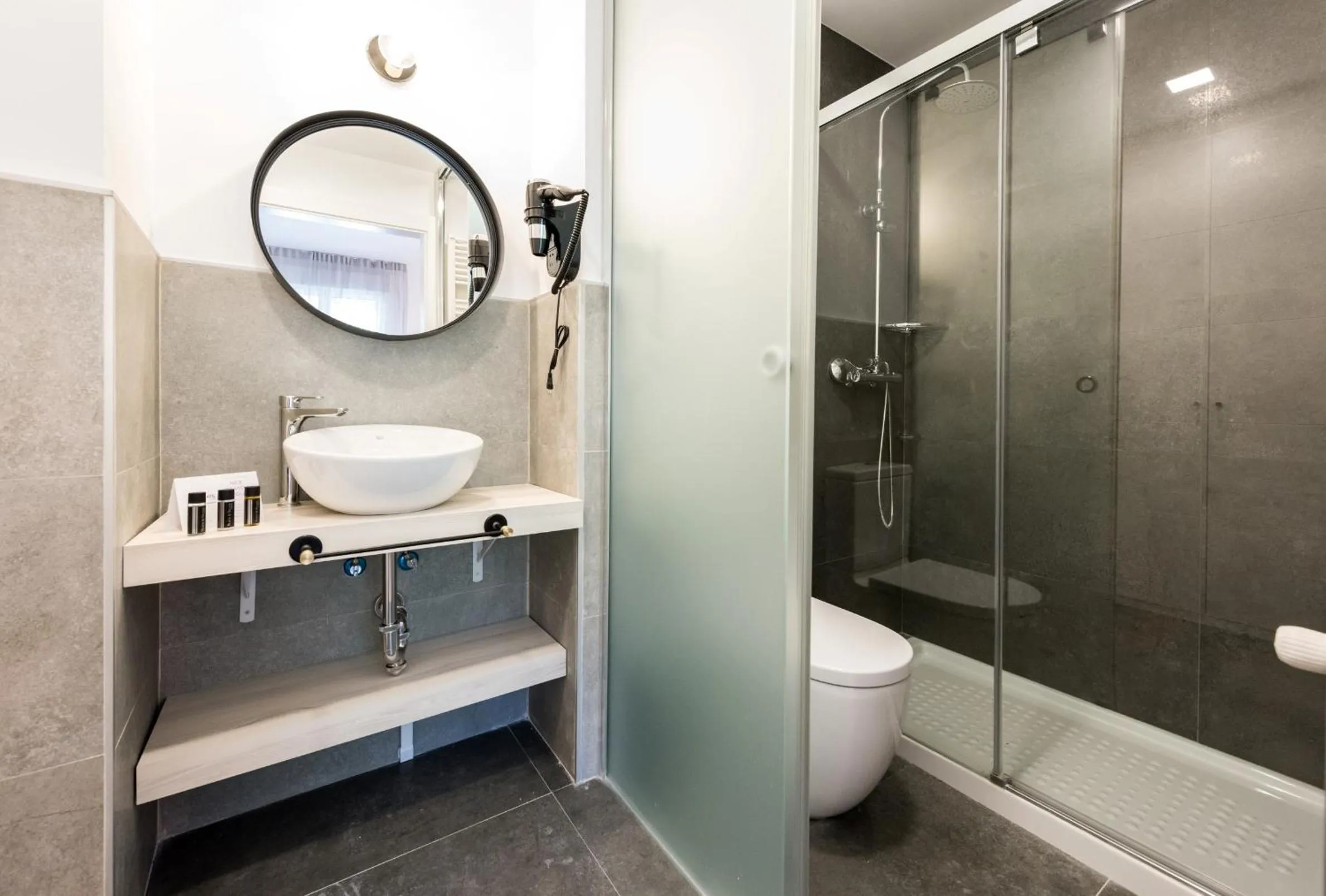 Shower in Plaza de España Skyline