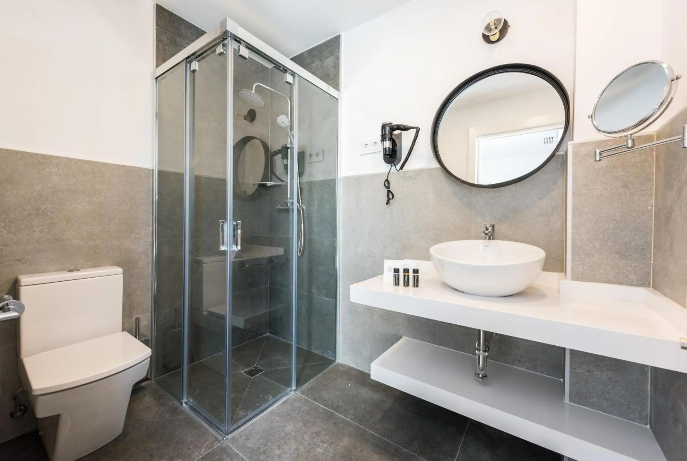 Shower in Plaza de España Skyline