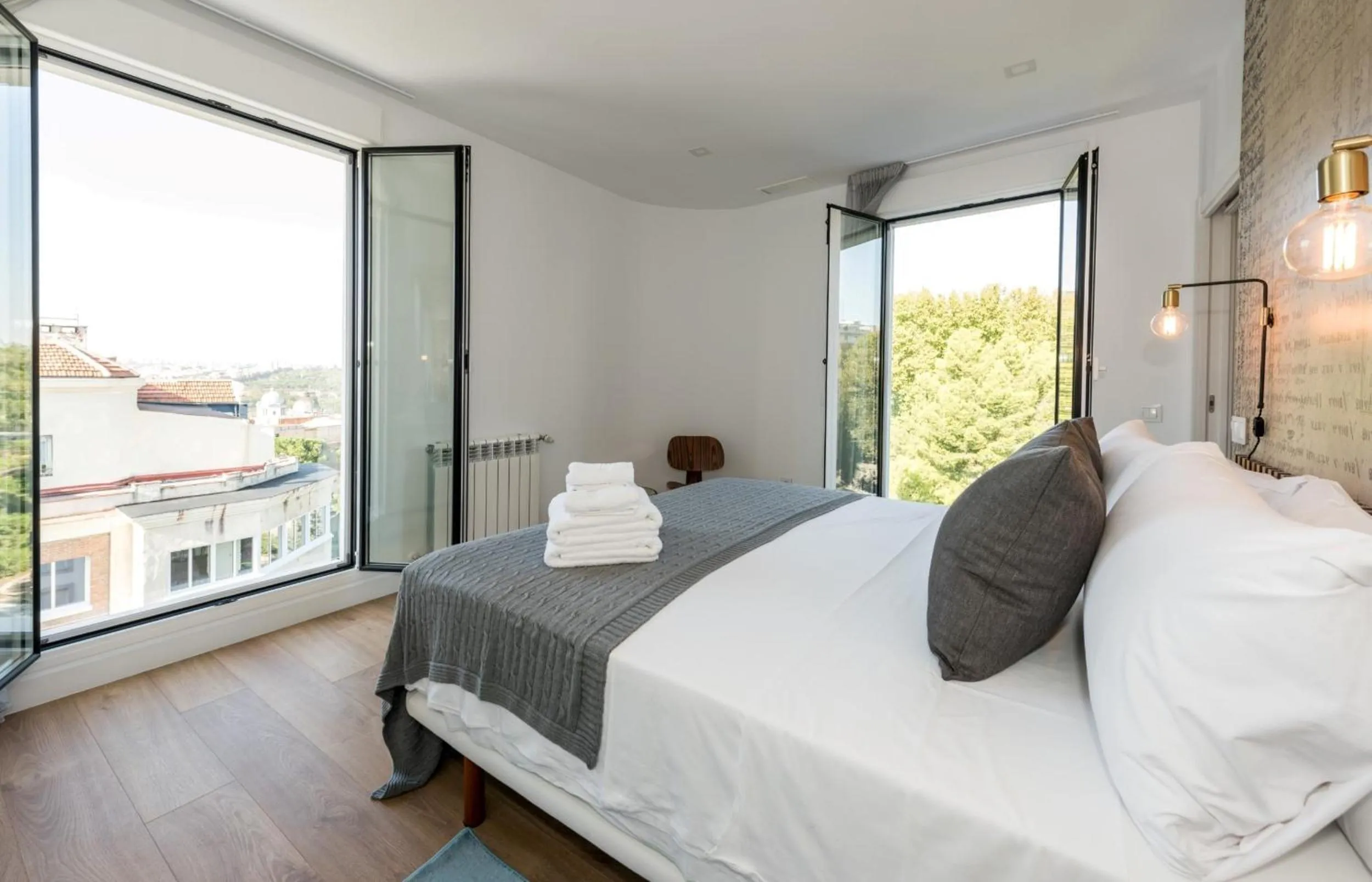 Bed in Plaza de España Skyline