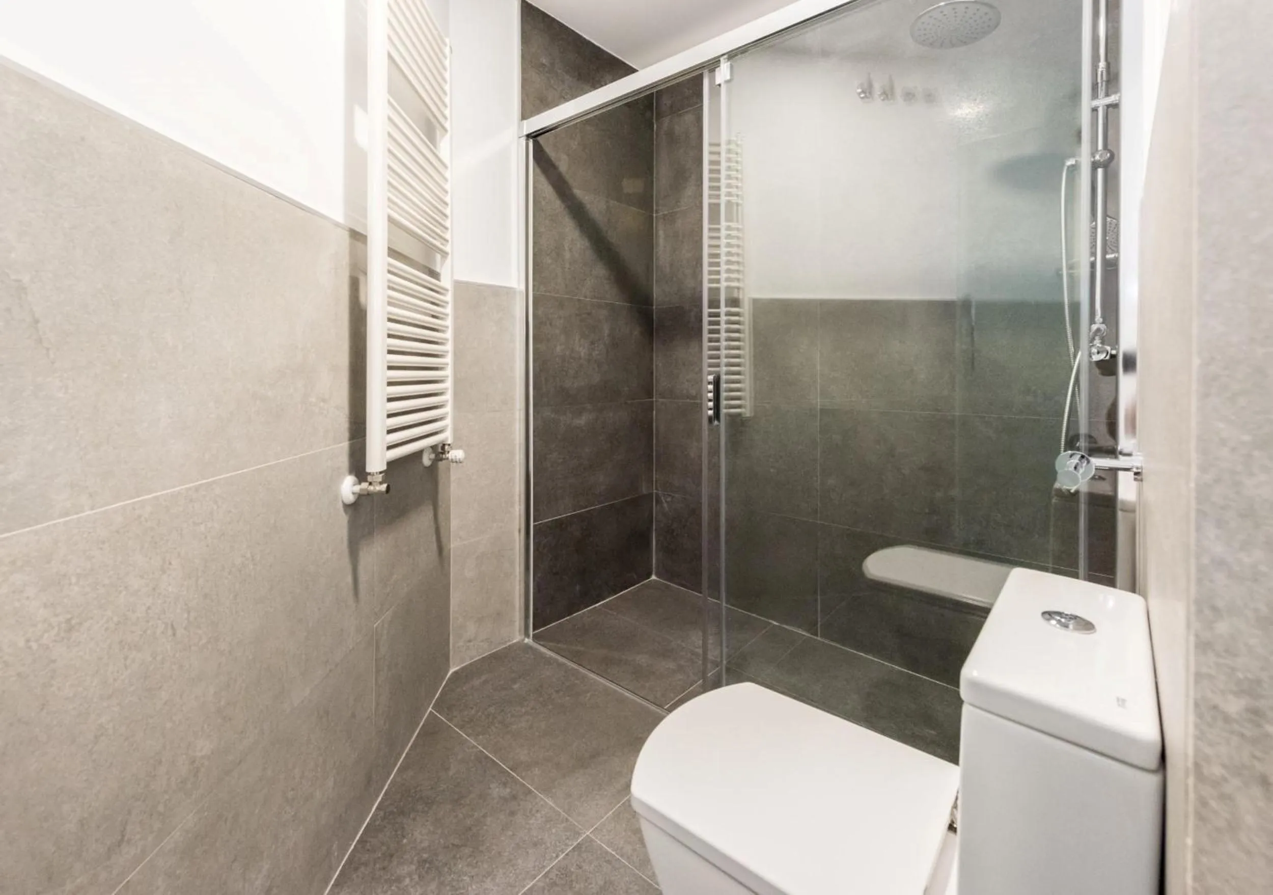 Shower in Plaza de España Skyline