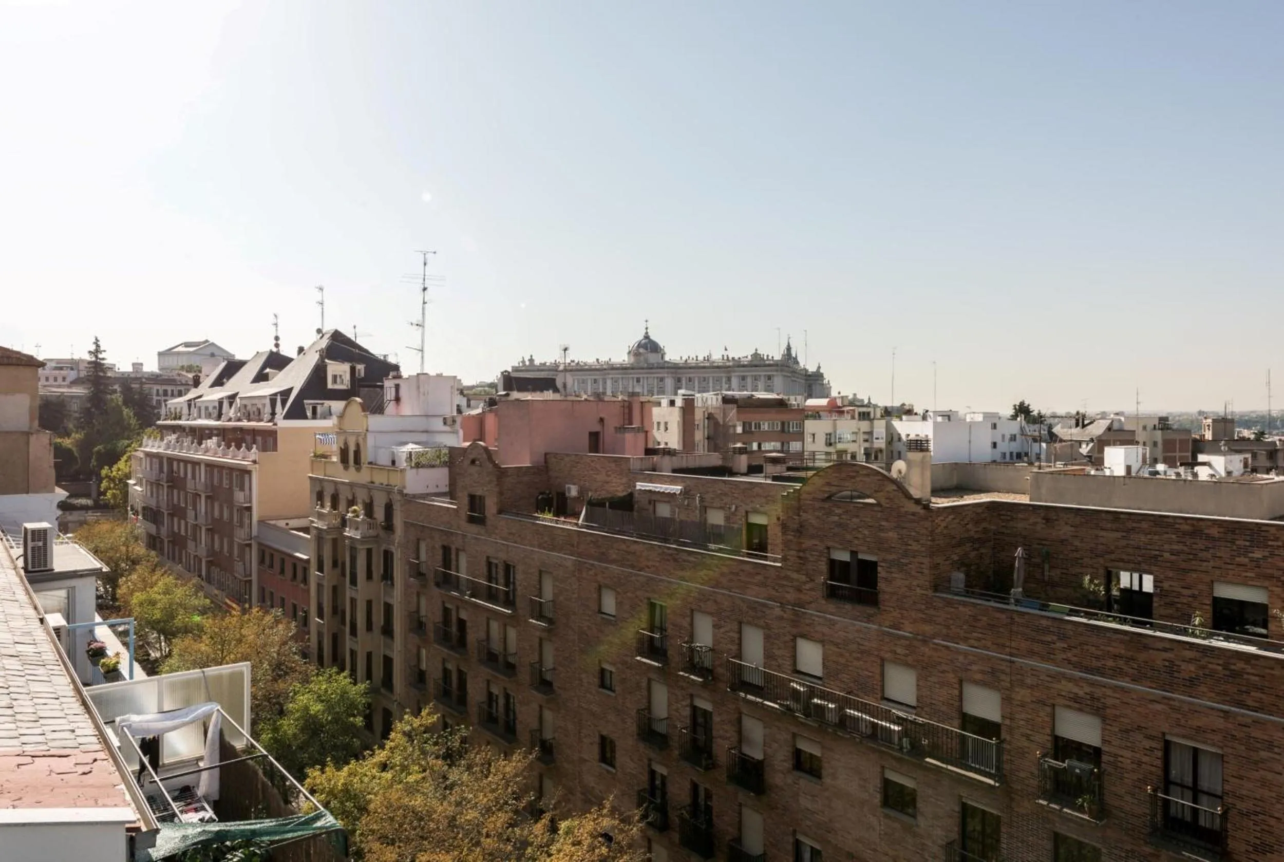 Neighbourhood in Plaza de España Skyline