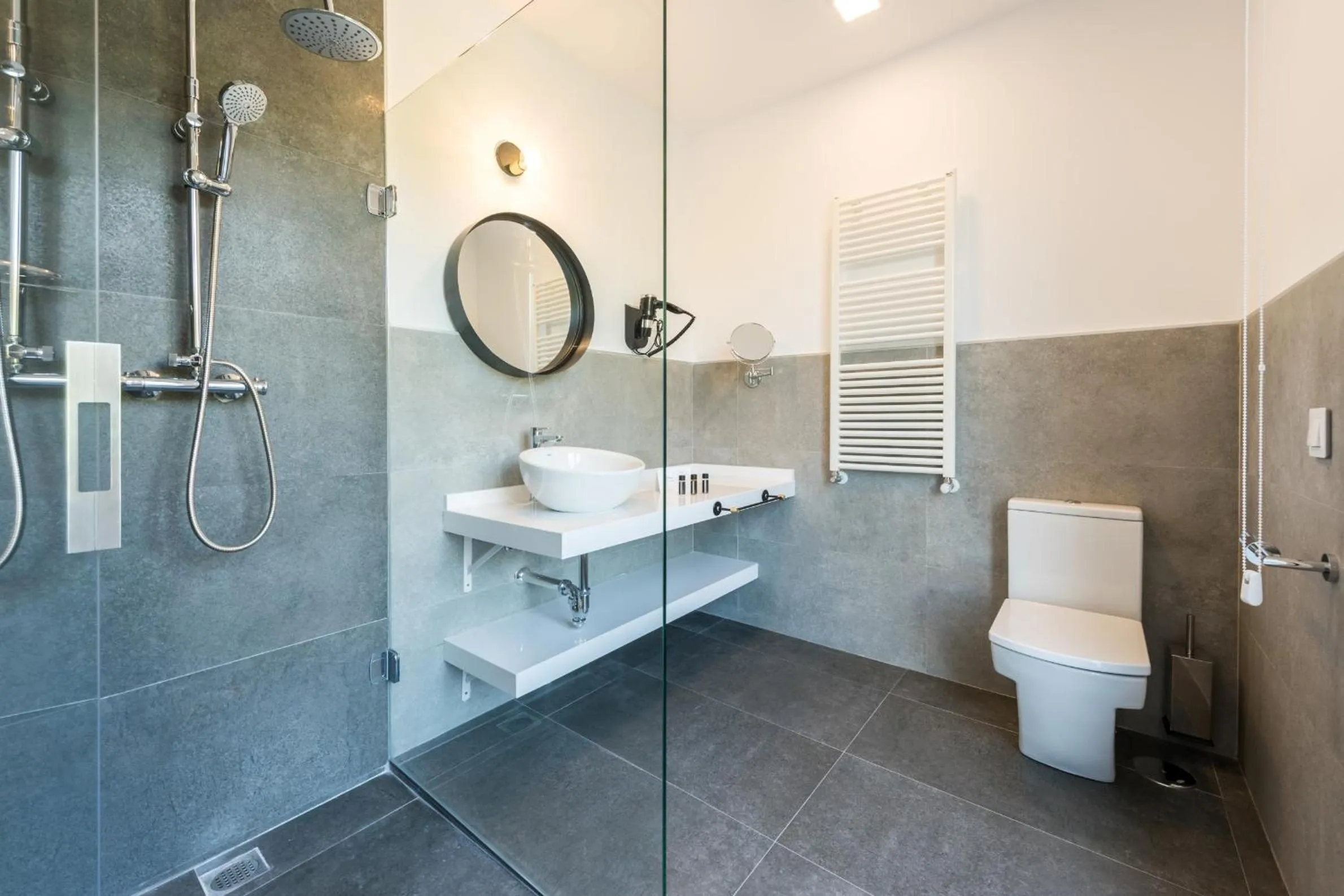 Shower in Plaza de España Skyline