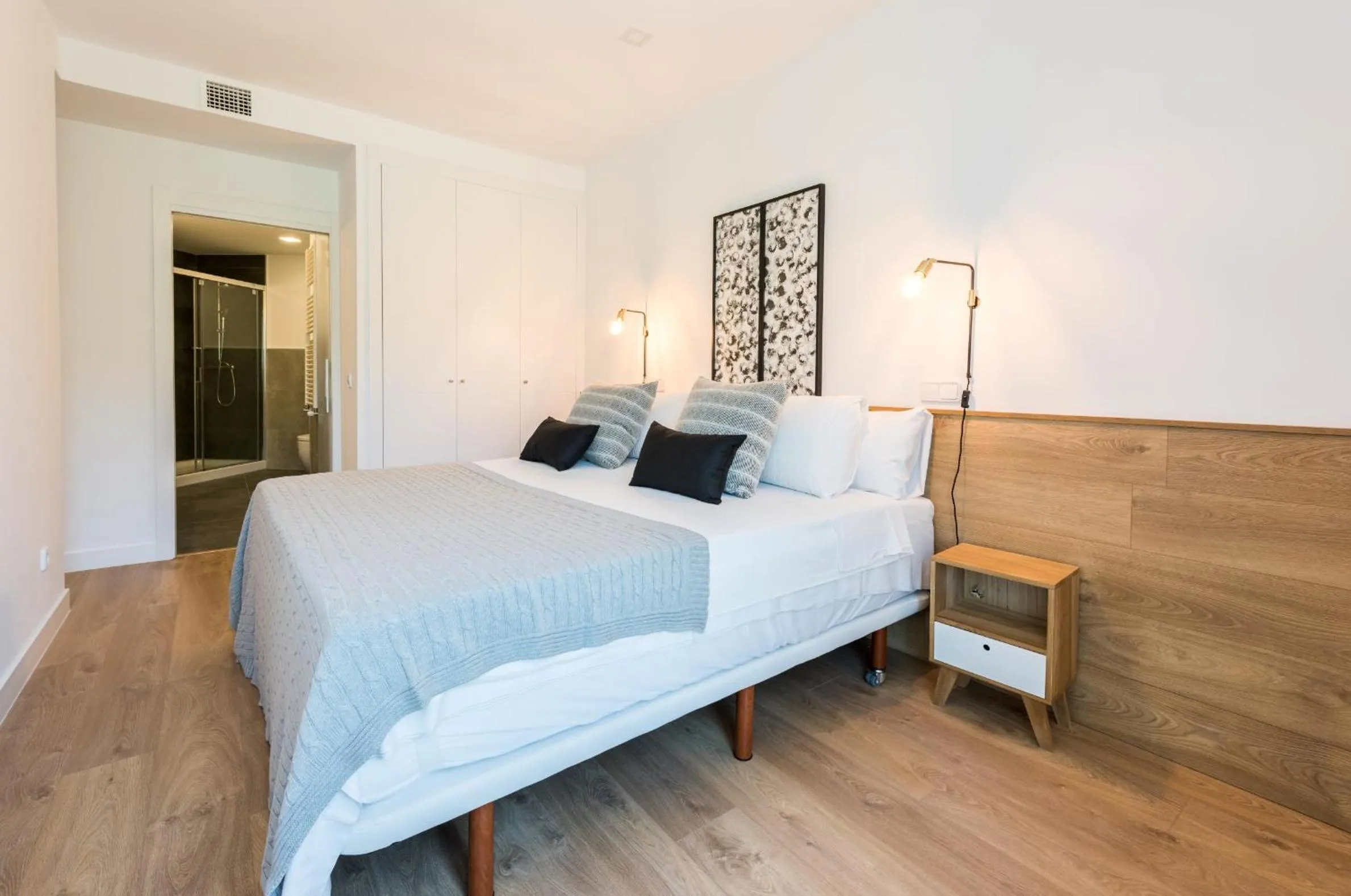 Bed in Plaza de España Skyline