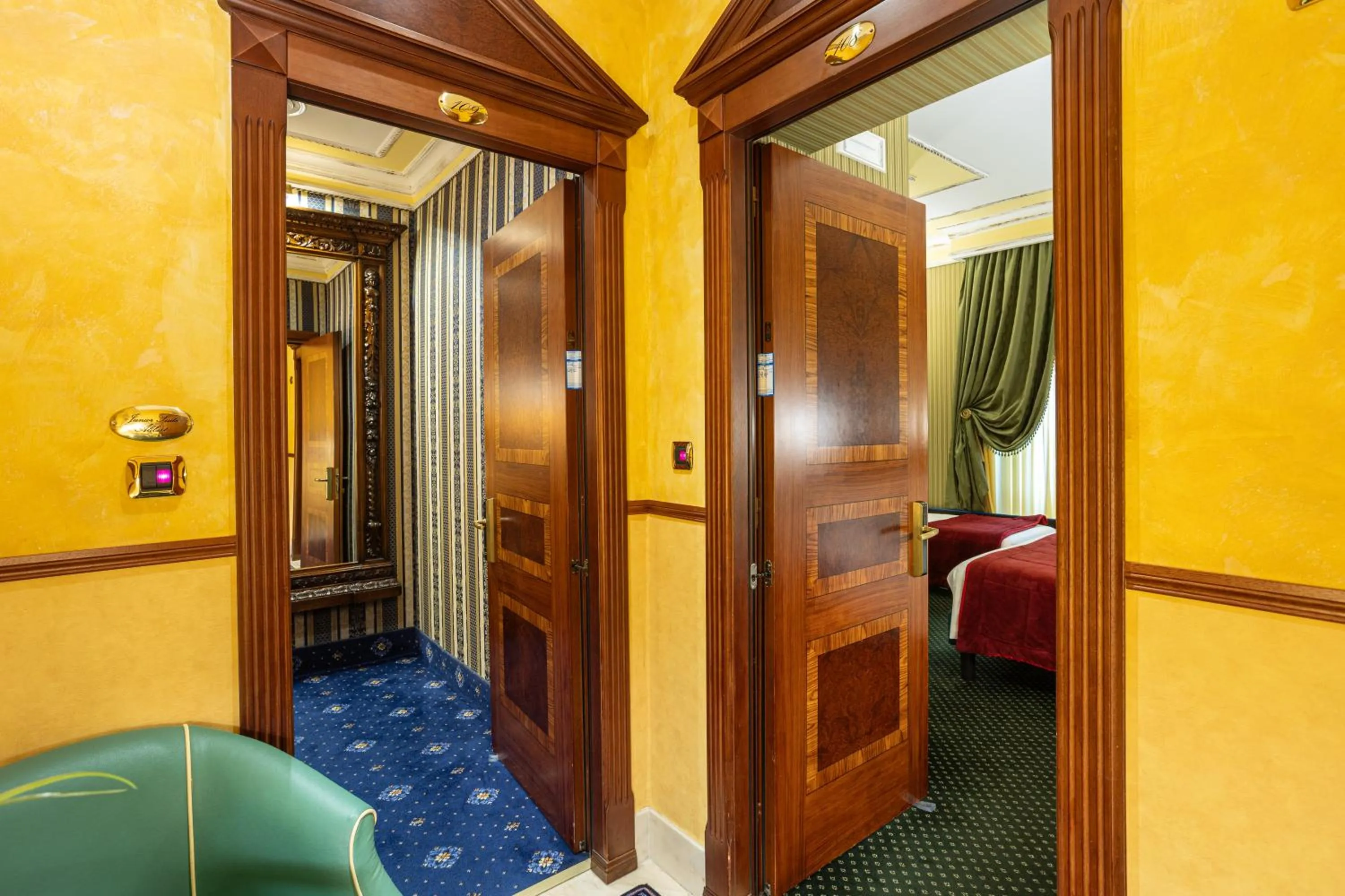 Living room, Bed in Hotel Manfredi Suite In Rome