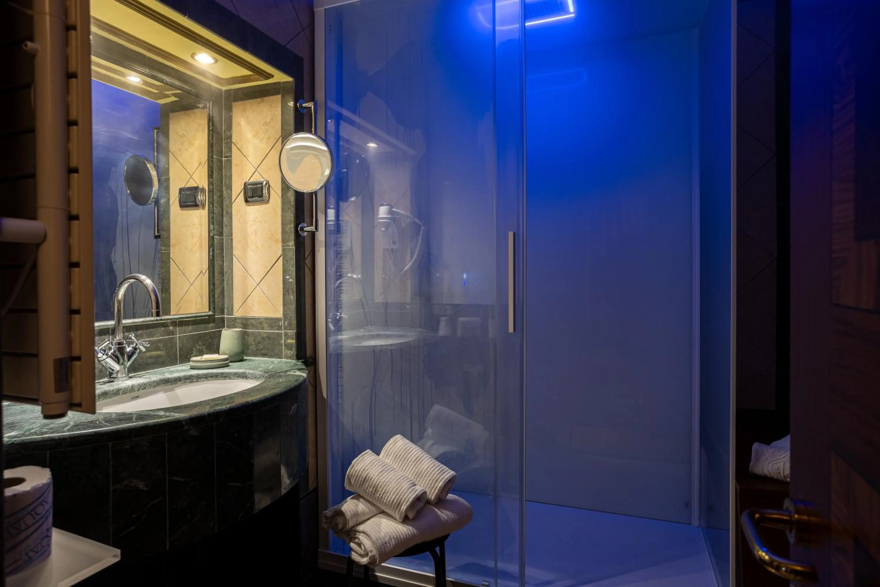 Shower in Hotel Manfredi Suite In Rome