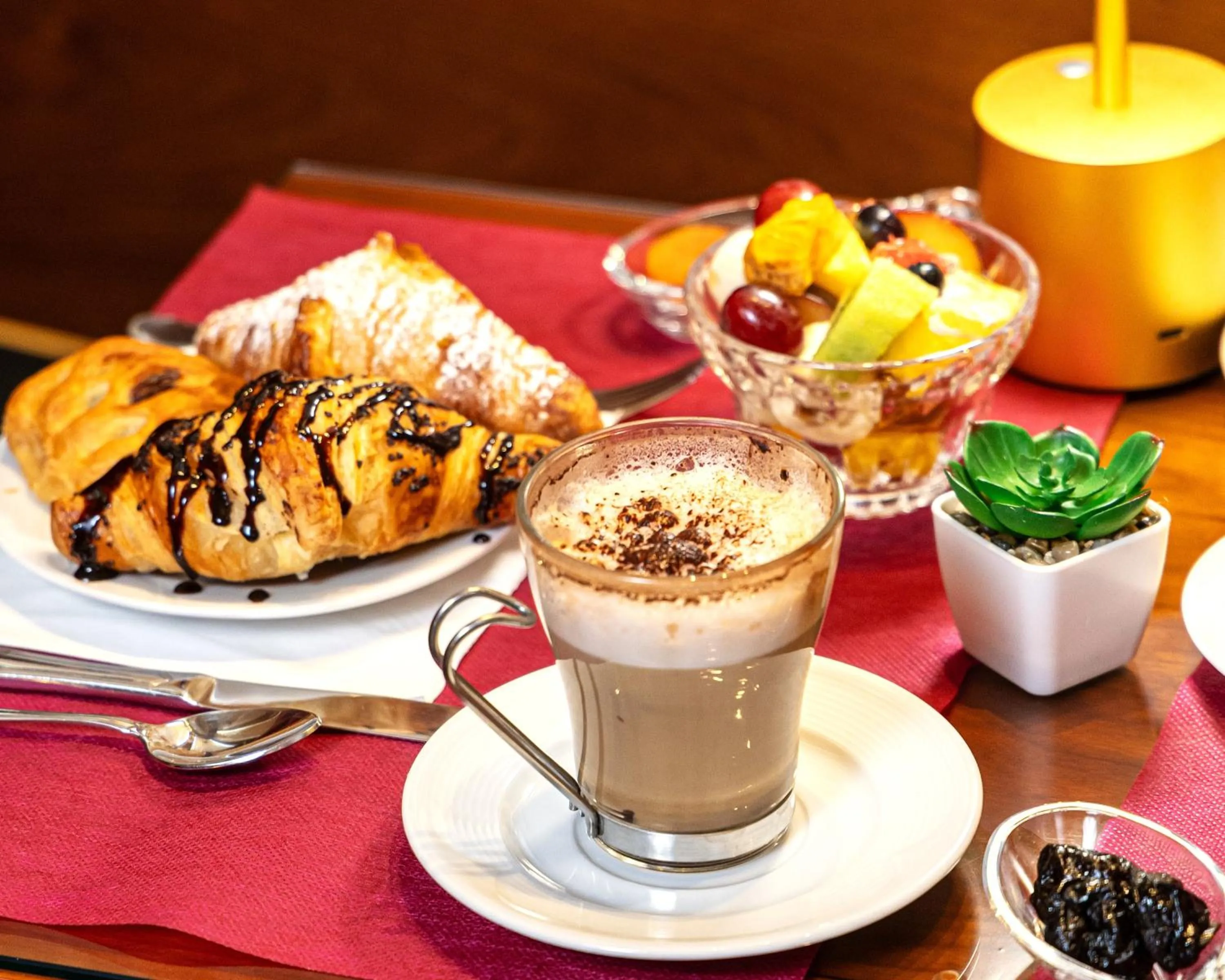 Food and drinks in Hotel Manfredi Suite In Rome