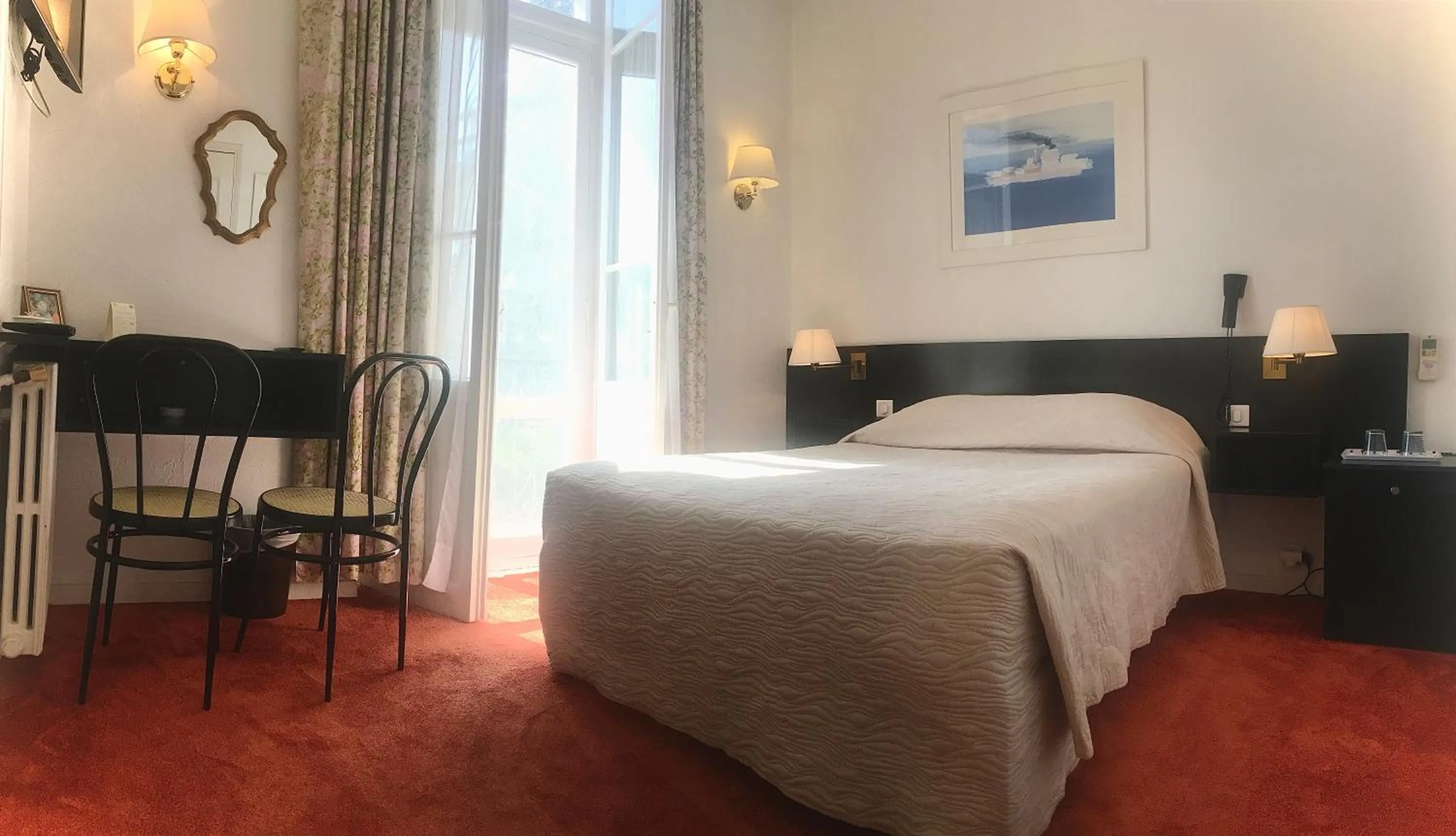 Photo of the whole room in Hotel des Mimosas