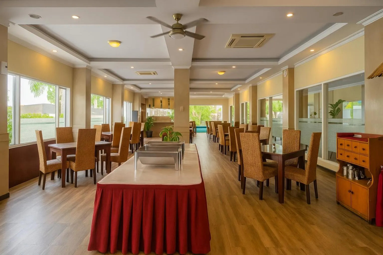 Restaurant/places to eat in Puri Saron Denpasar Hotel