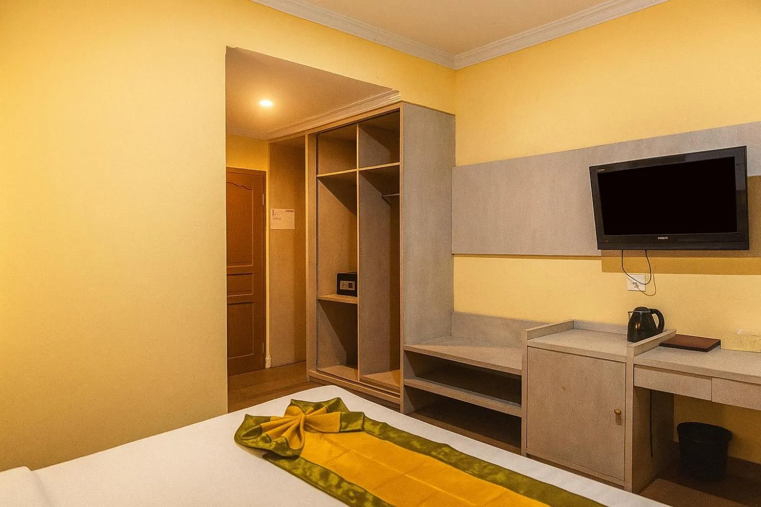 Bedroom, Bed in Puri Saron Denpasar Hotel