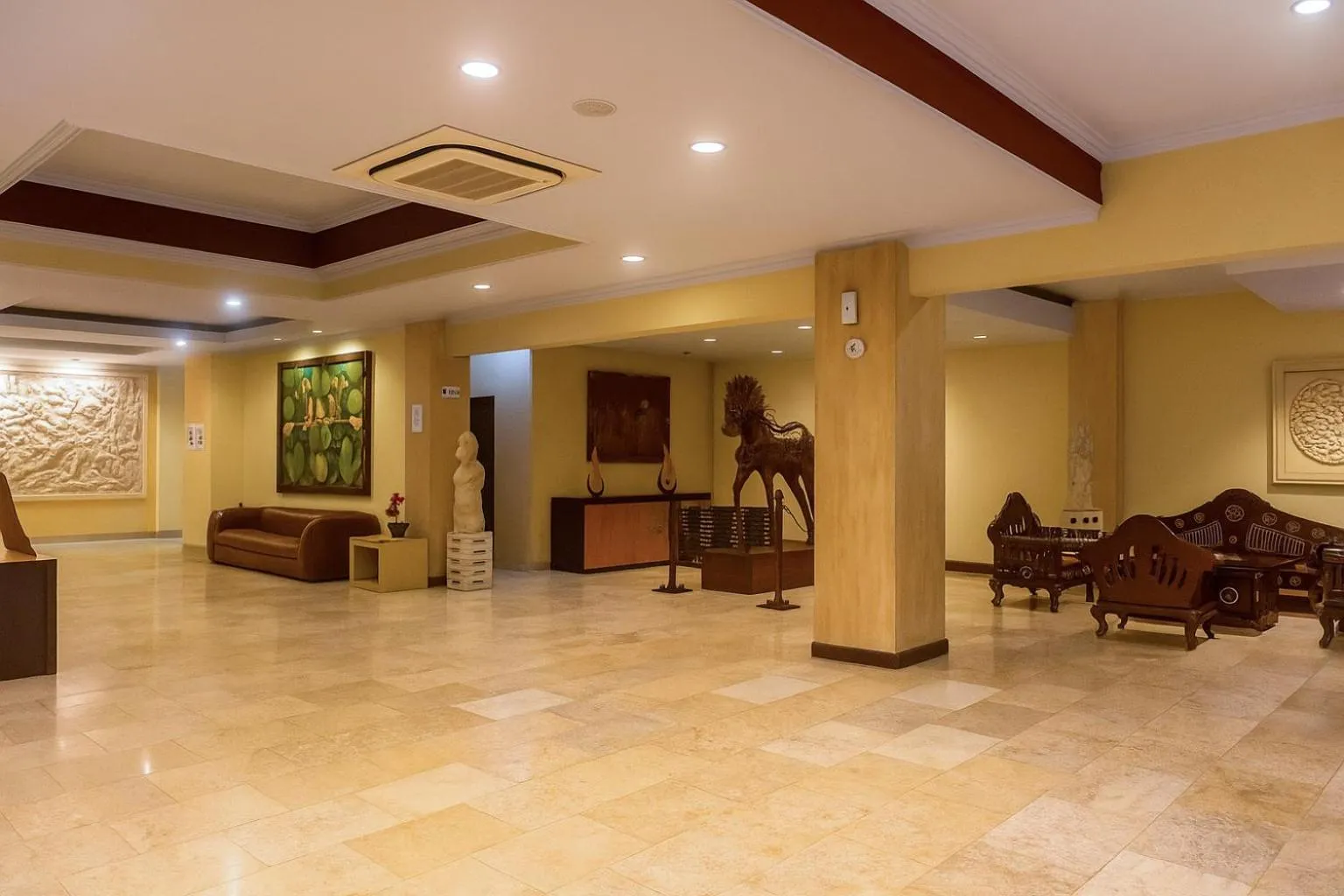 Lobby or reception in Puri Saron Denpasar Hotel
