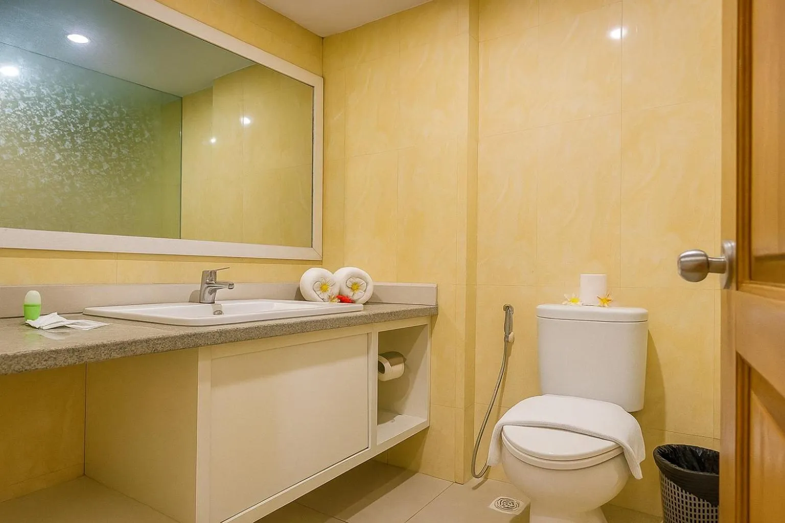 Bathroom in Puri Saron Denpasar Hotel