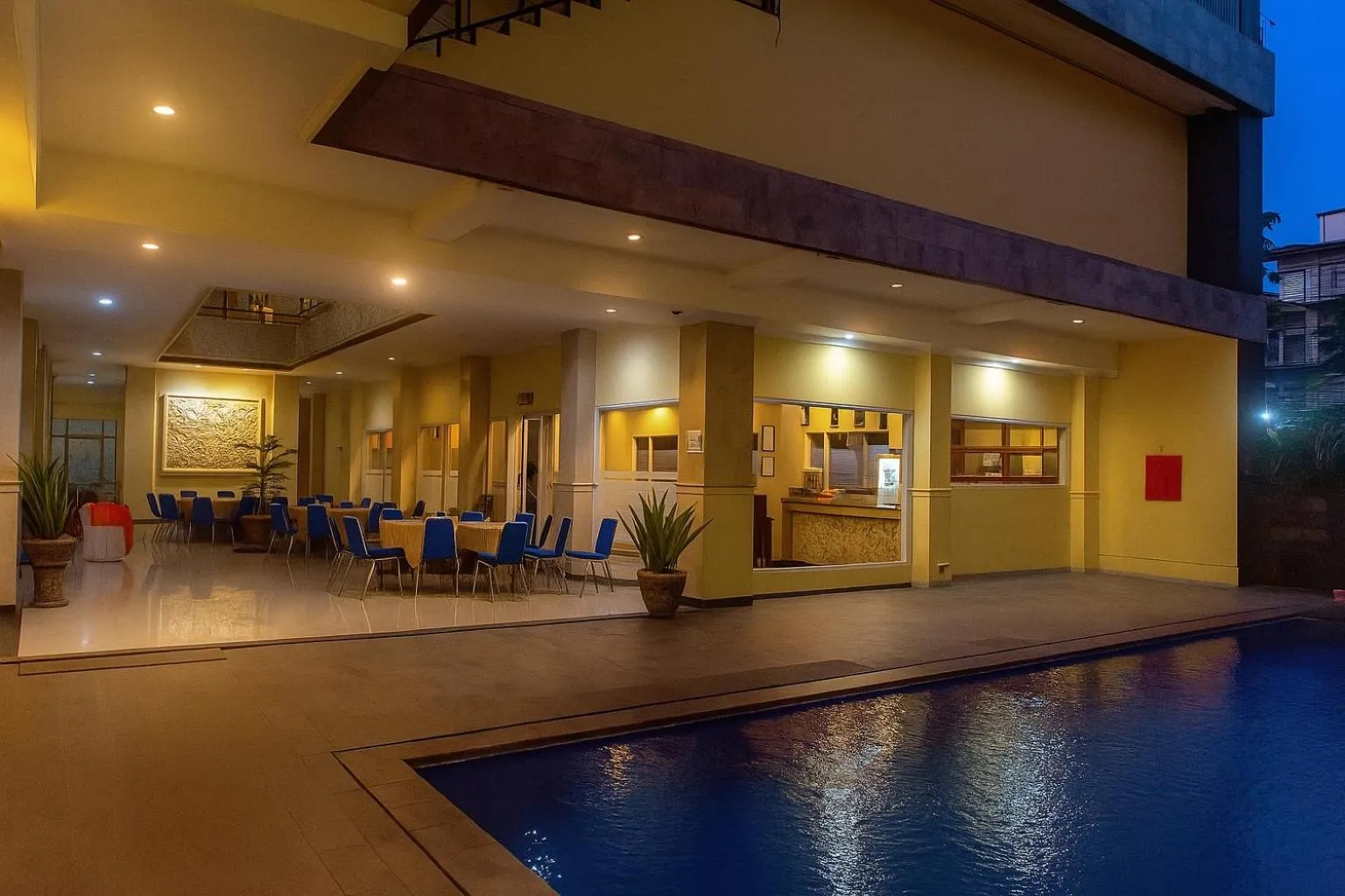 Swimming pool in Puri Saron Denpasar Hotel