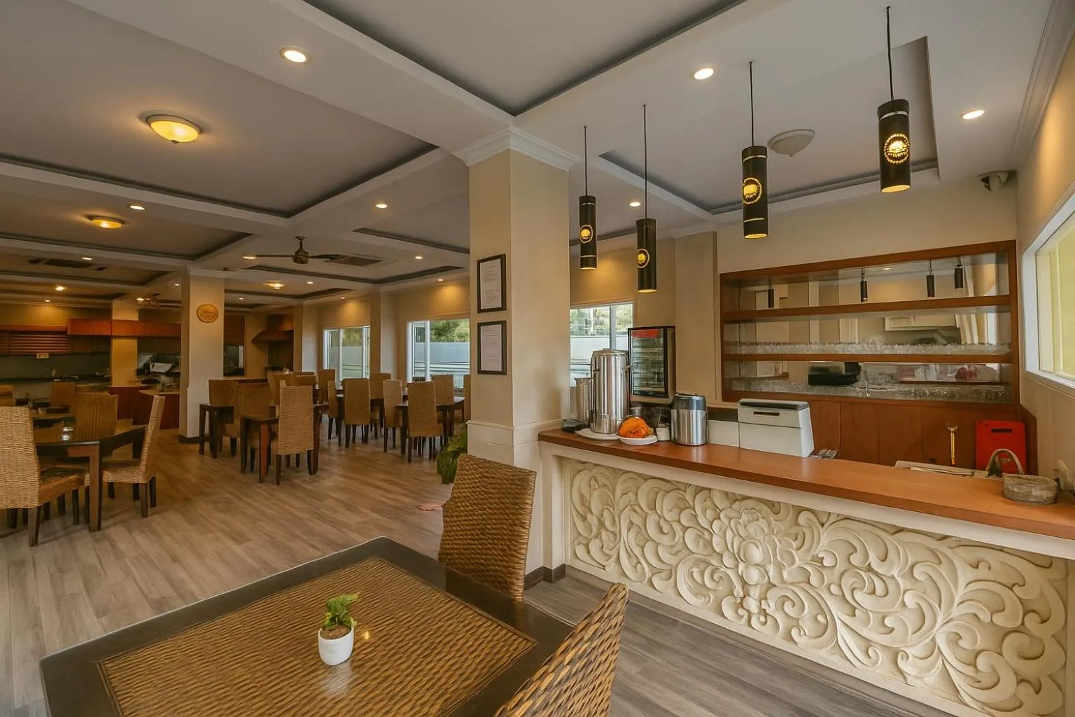 Restaurant/places to eat in Puri Saron Denpasar Hotel