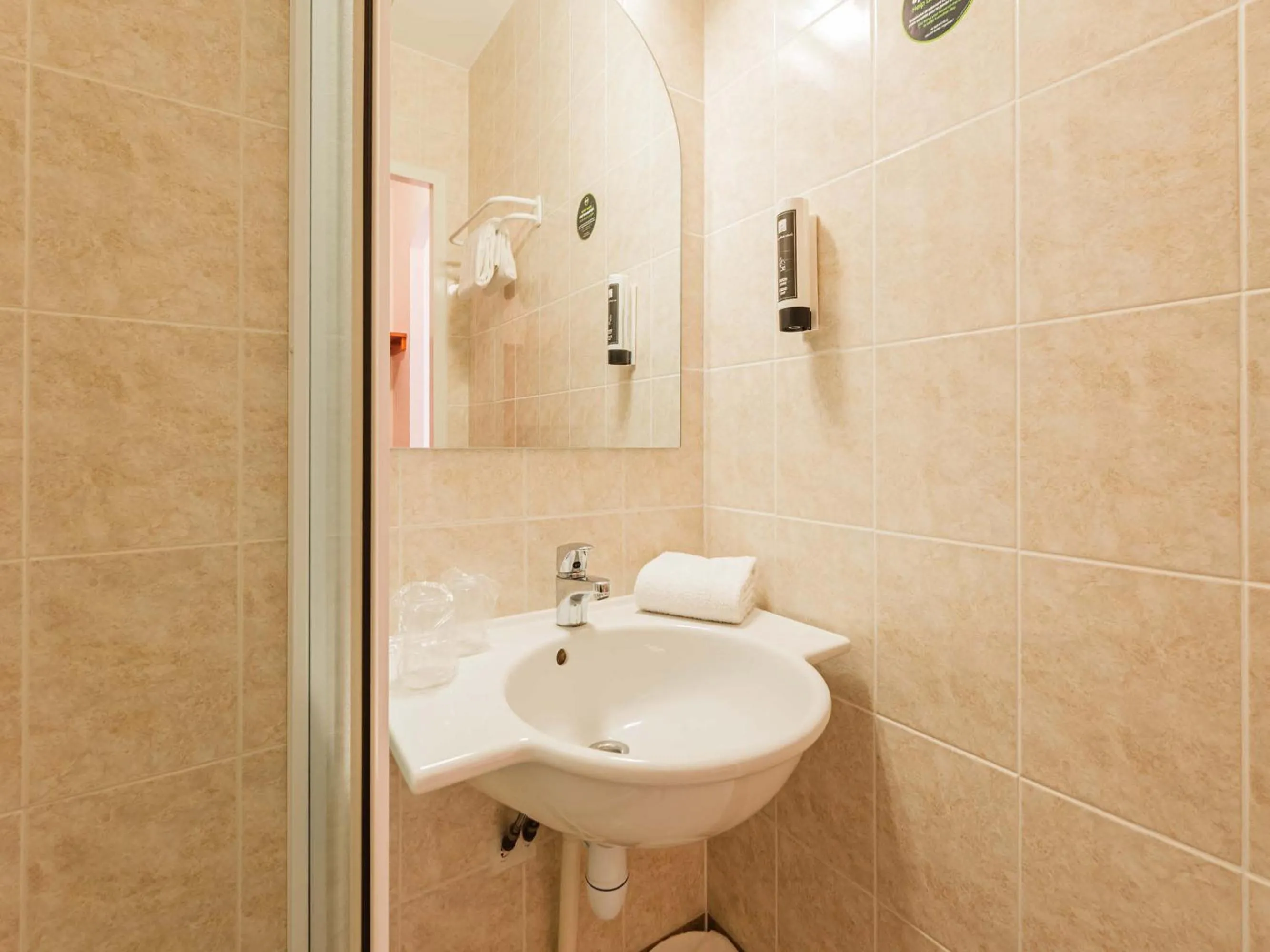 Bathroom in B&B HOTEL Strasbourg Aéroport