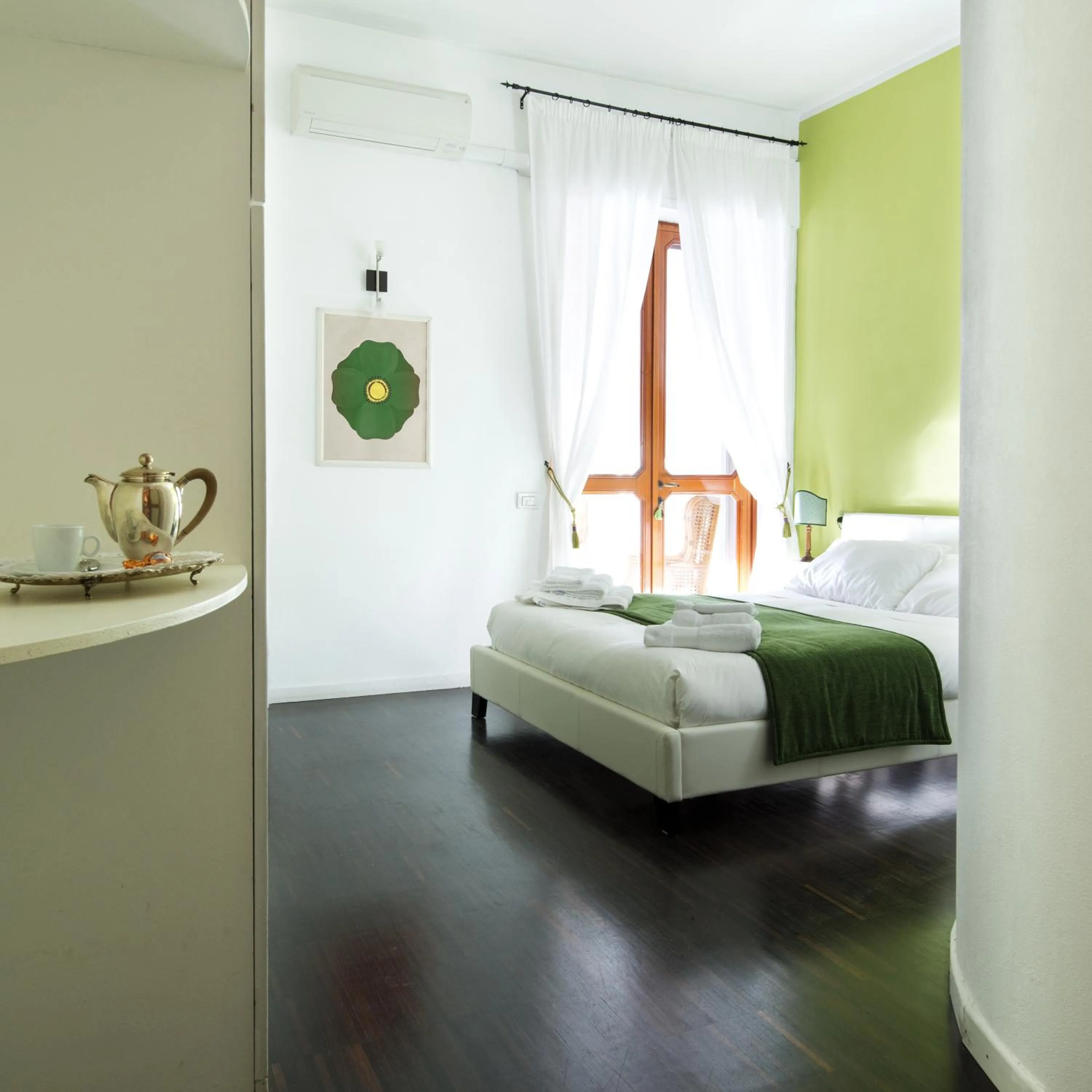 Photo of the whole room, Bed in Bed&Garden