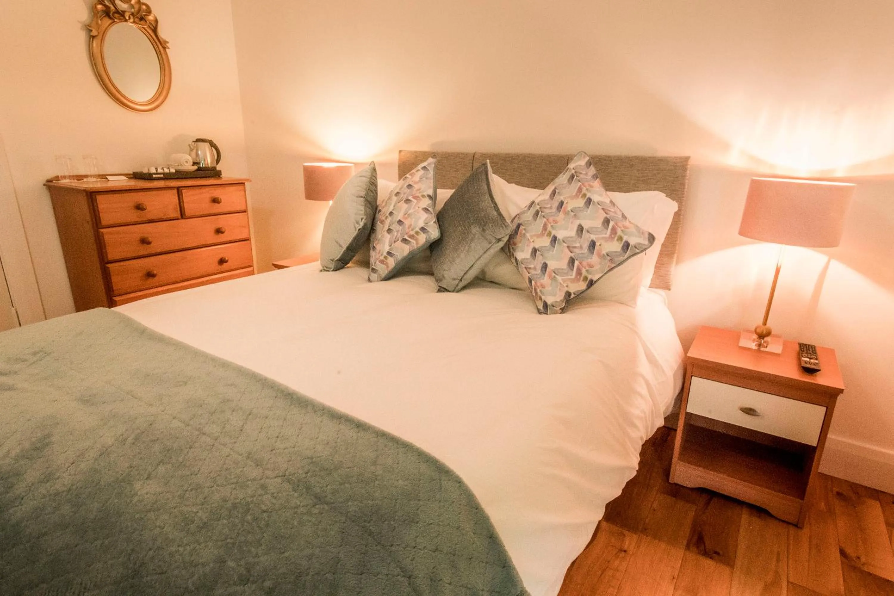 Bed in Nevins Newfield Inn Ltd