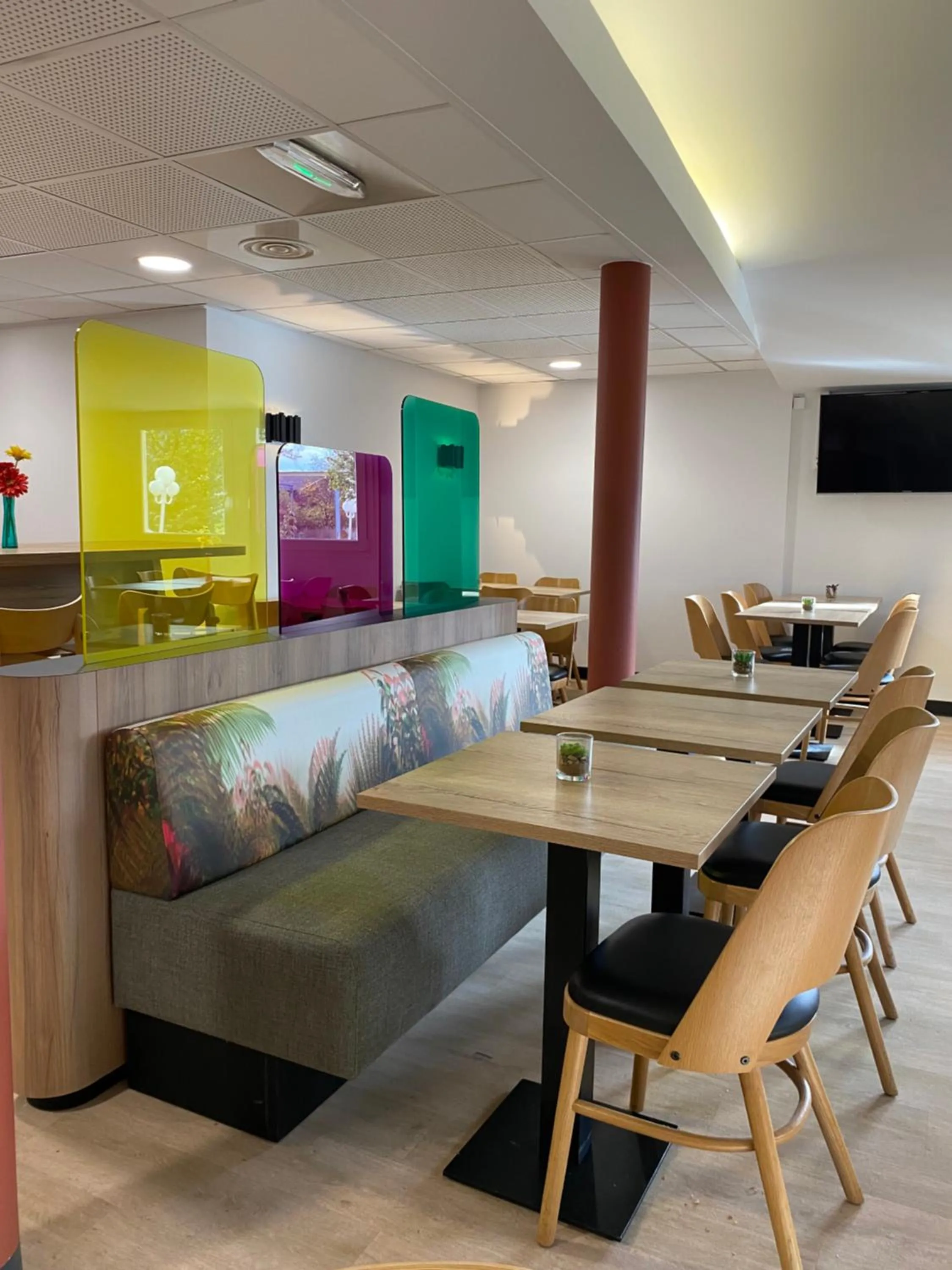 Restaurant/places to eat in B&B HOTEL Colmar Lumière