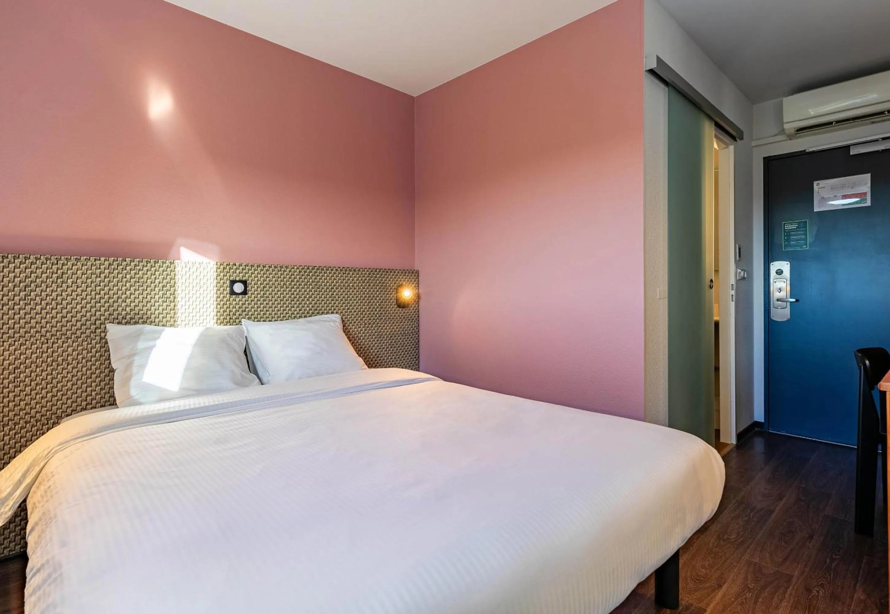 Photo of the whole room, Bed in B&B HOTEL Colmar Lumière