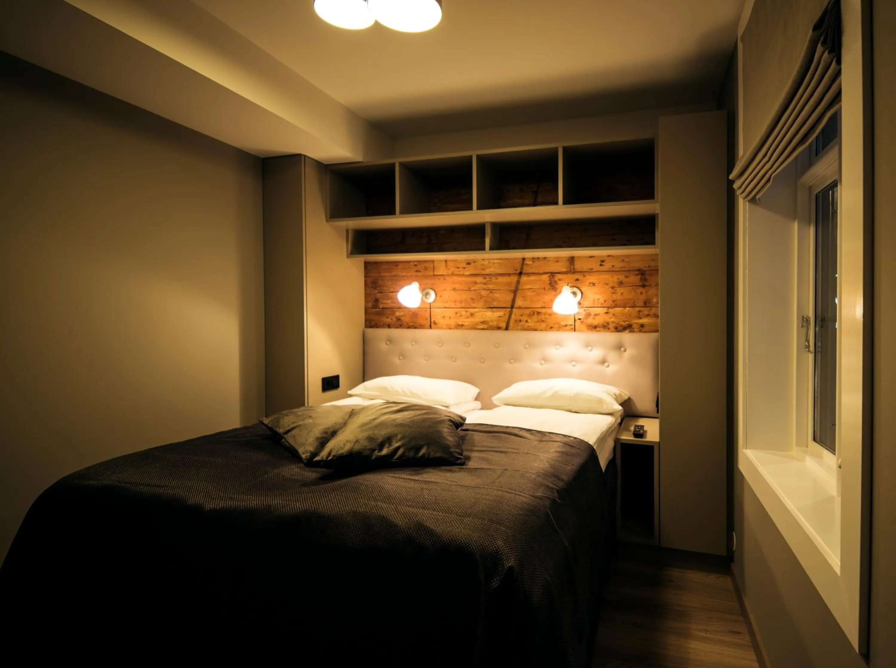 Bed in Home Again Apartments Nygata 1