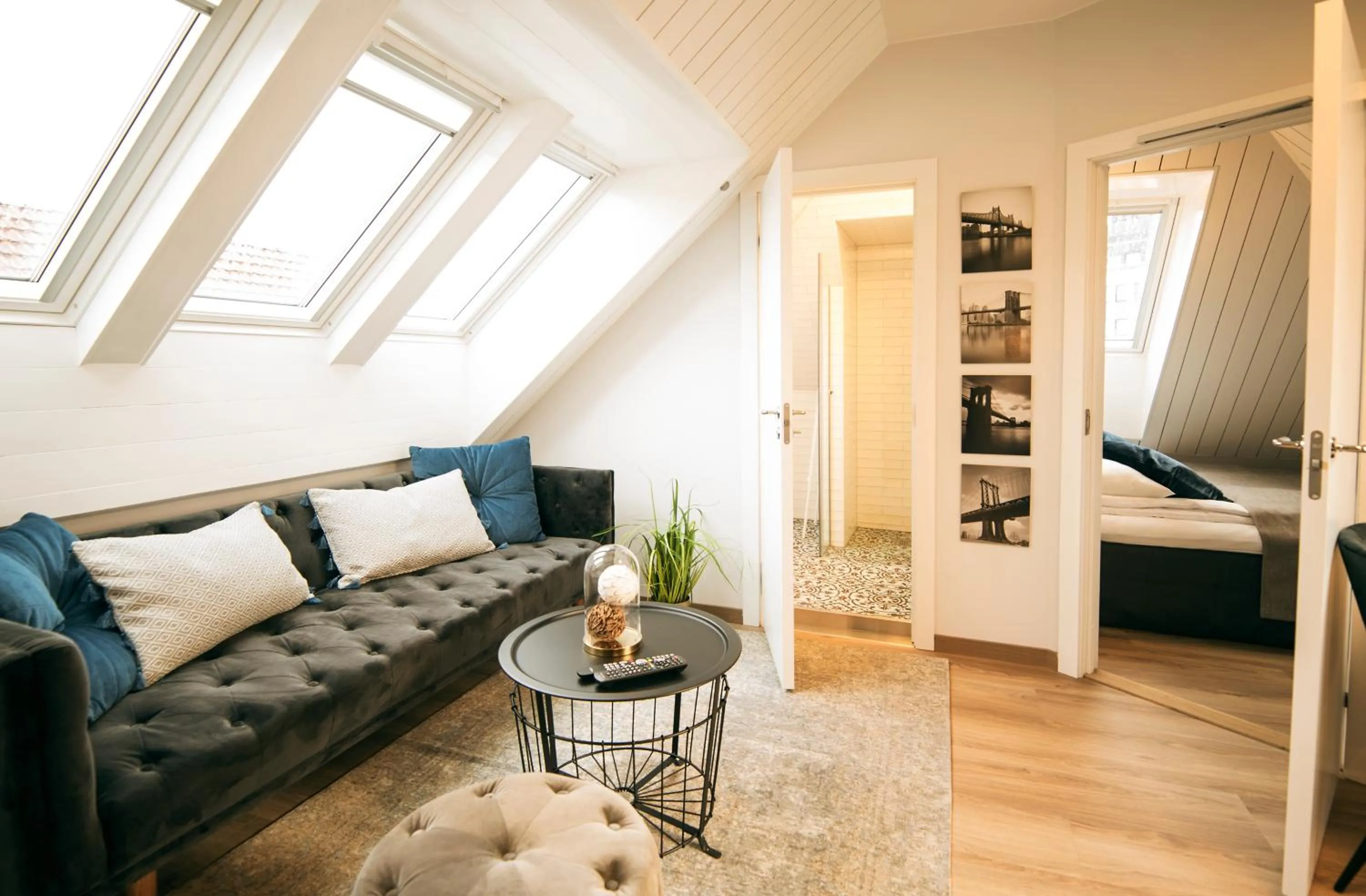 Bathroom, Bed in Home Again Apartments Nygata 1