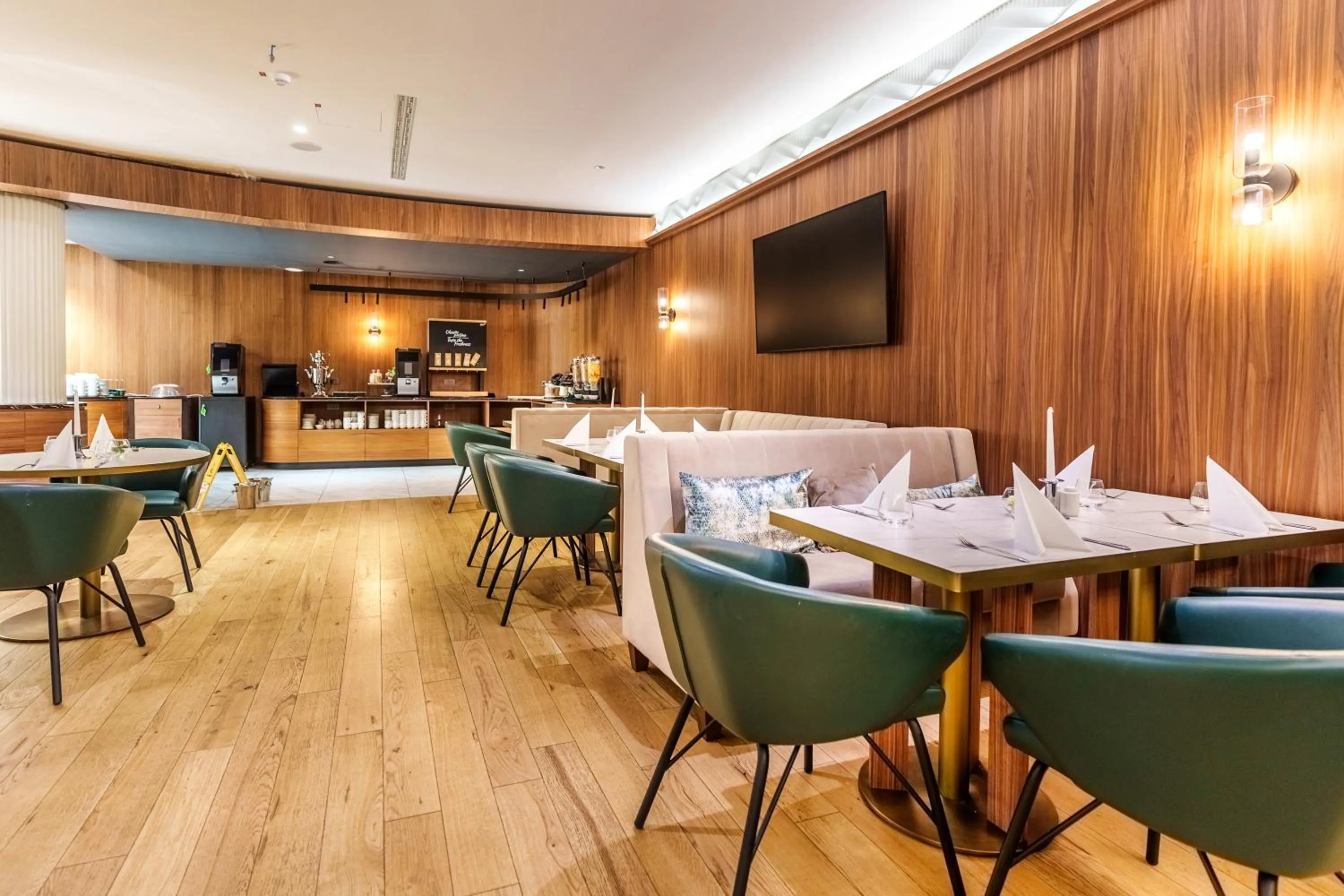 Restaurant/places to eat in HABAKUK Wellness & Event Hotel