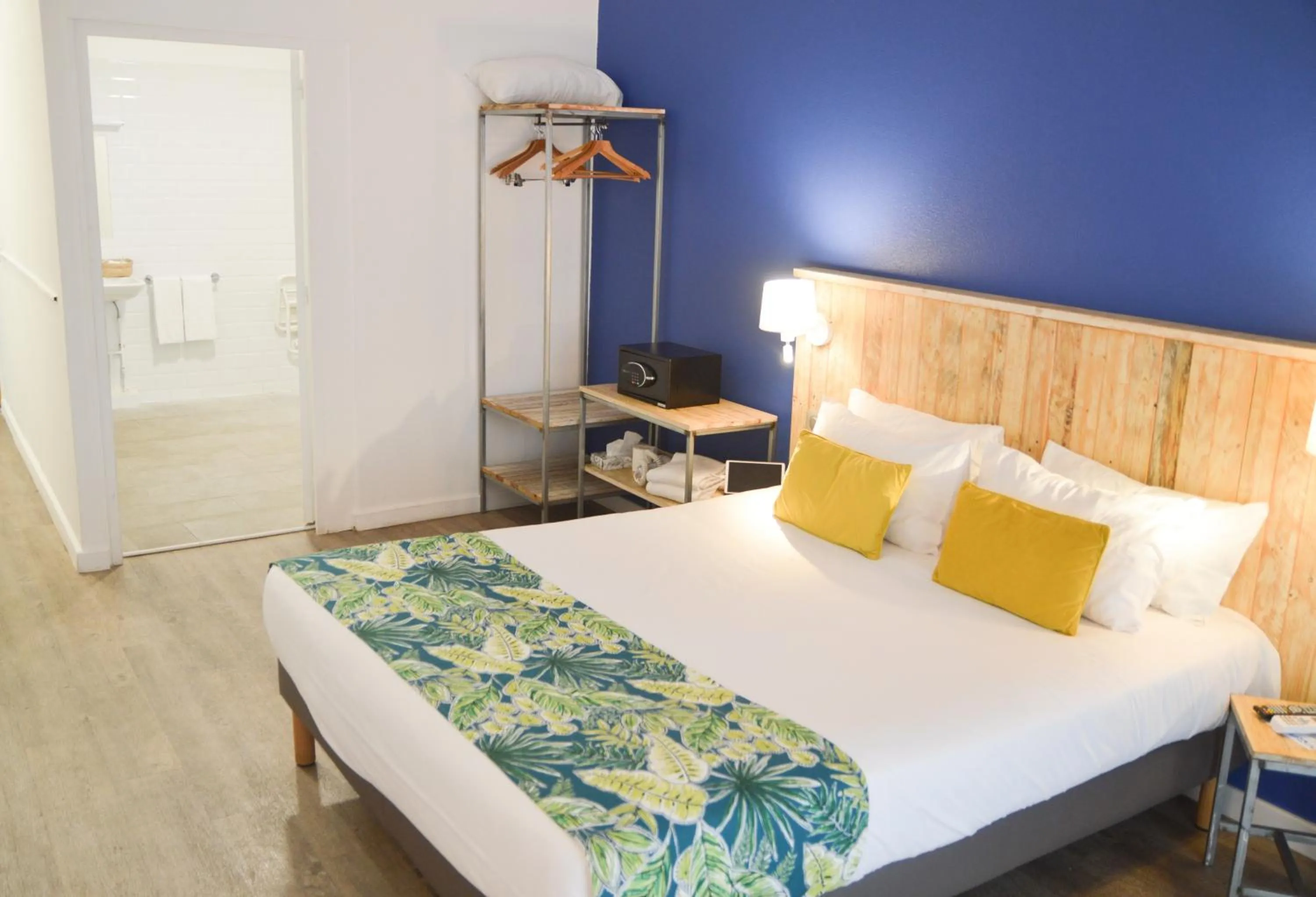 Bed in Hôtel Le Grand Bleu