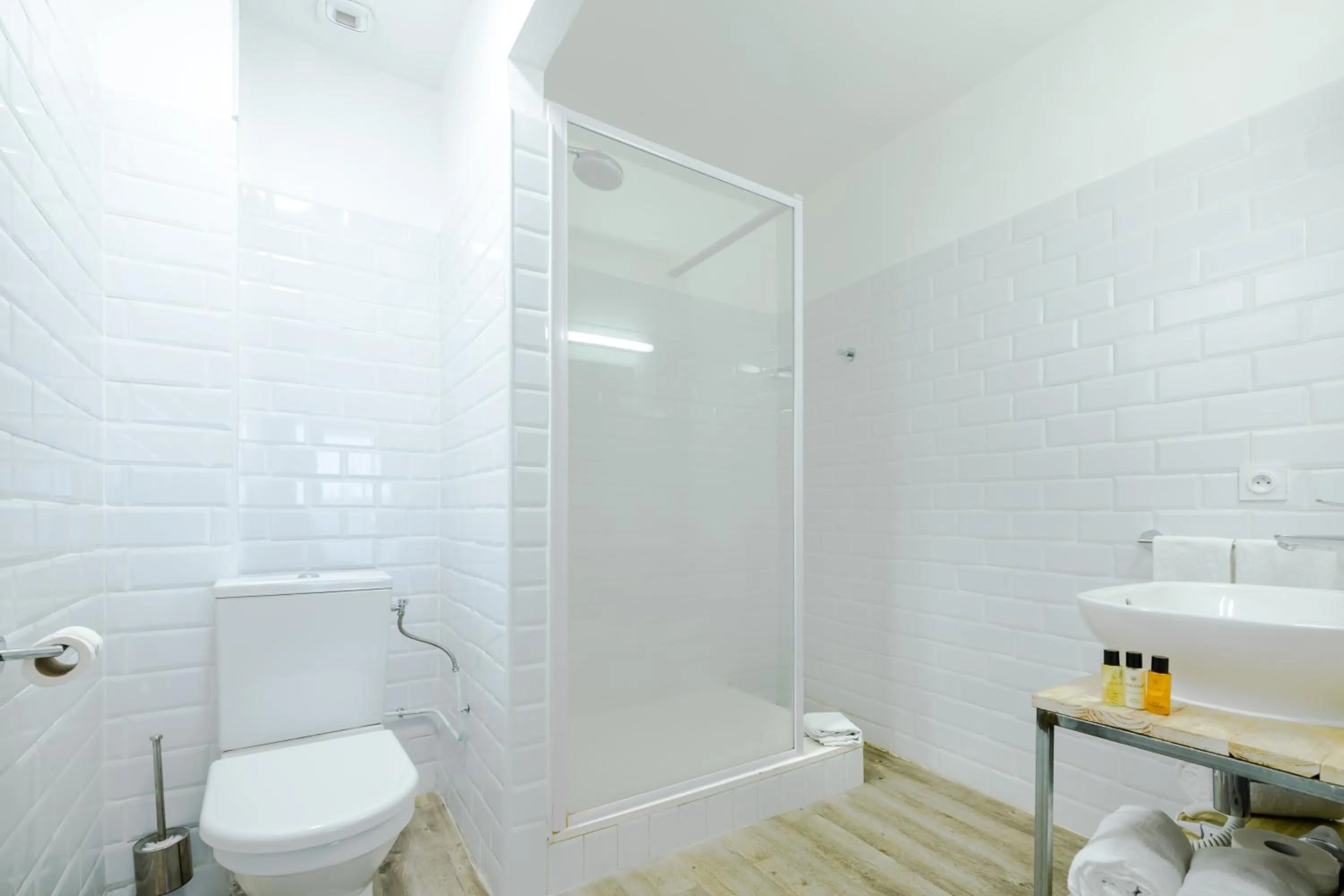 Shower in Hôtel Le Grand Bleu