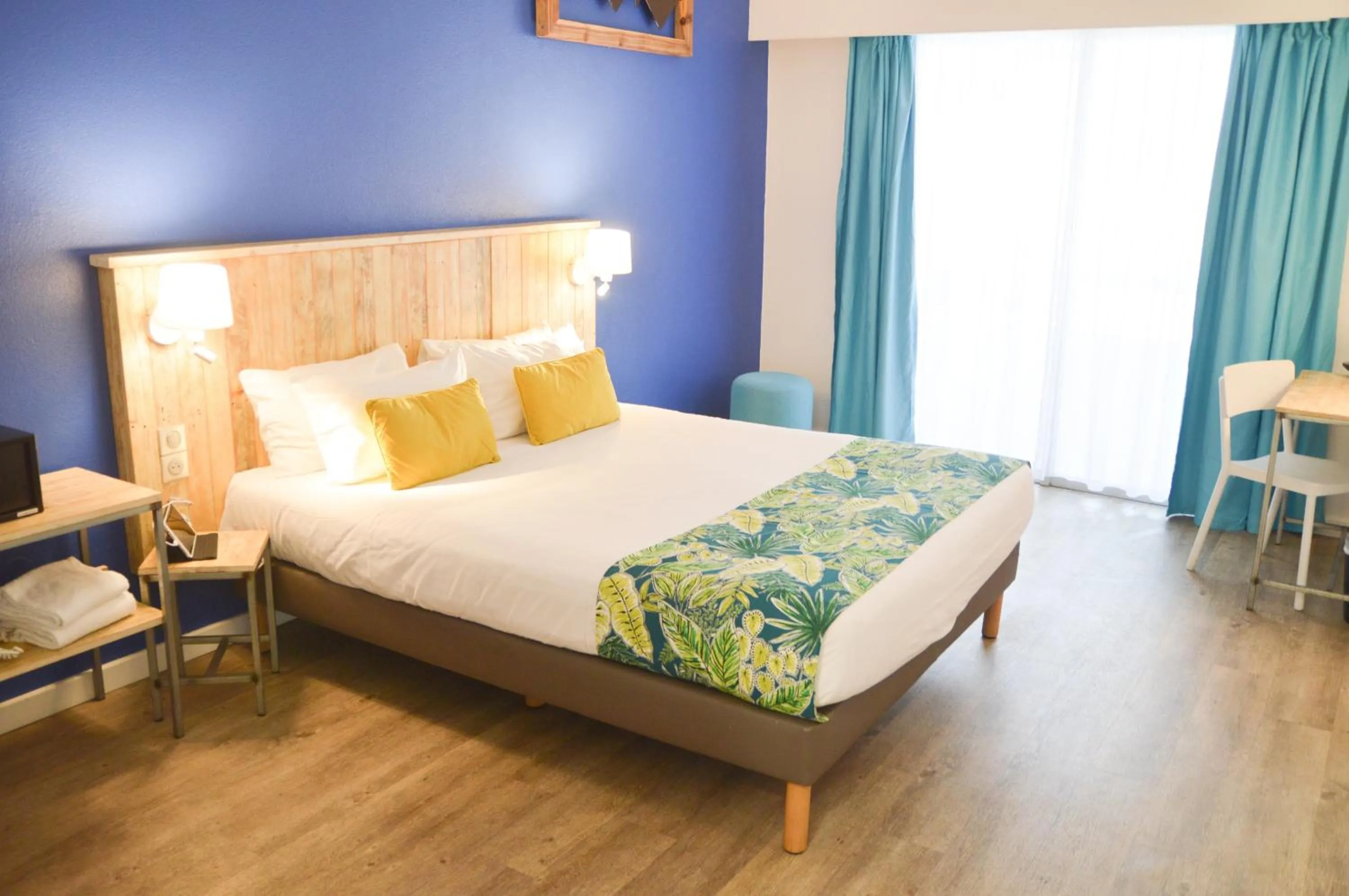 Bed in Hôtel Le Grand Bleu