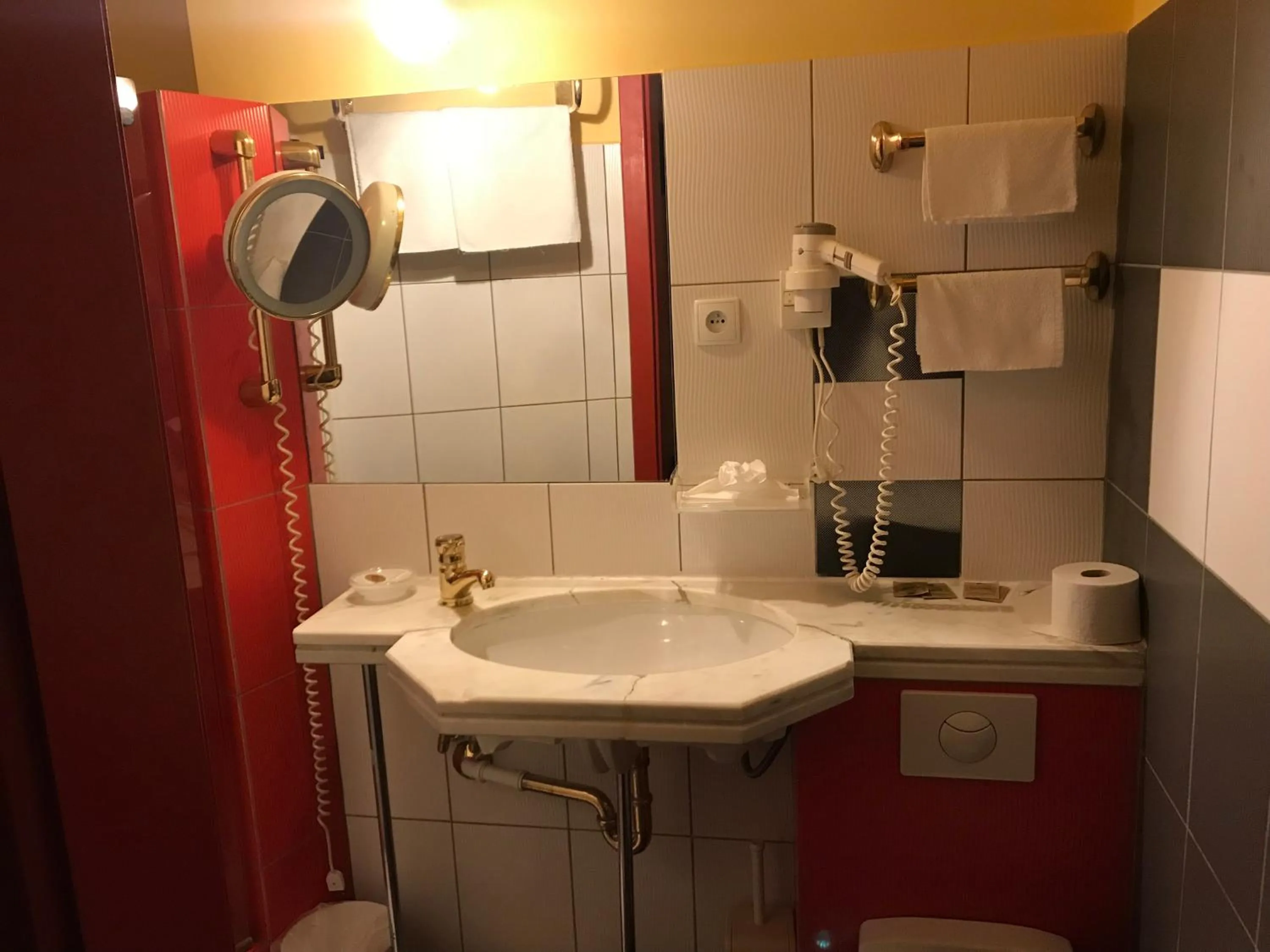 Shower in Hotel Podzamcze