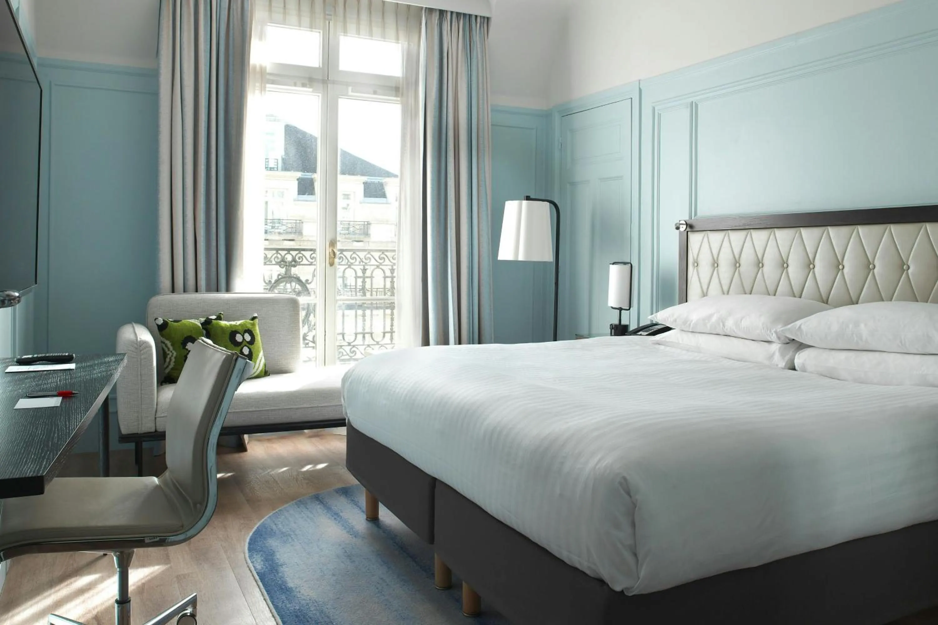 Photo of the whole room, Bed in Paris Marriott Opera Ambassador Hotel