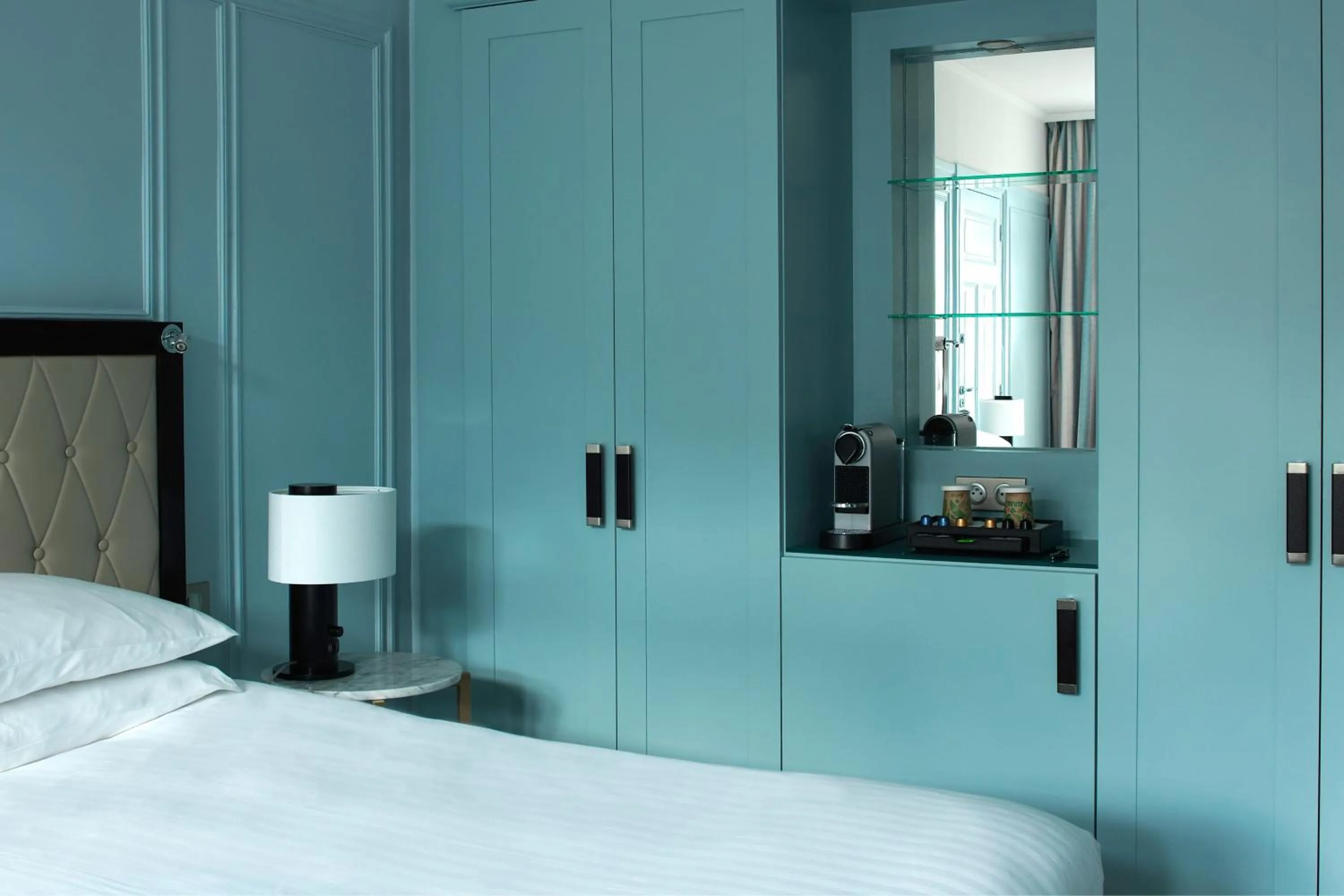 Photo of the whole room, Bed in Paris Marriott Opera Ambassador Hotel