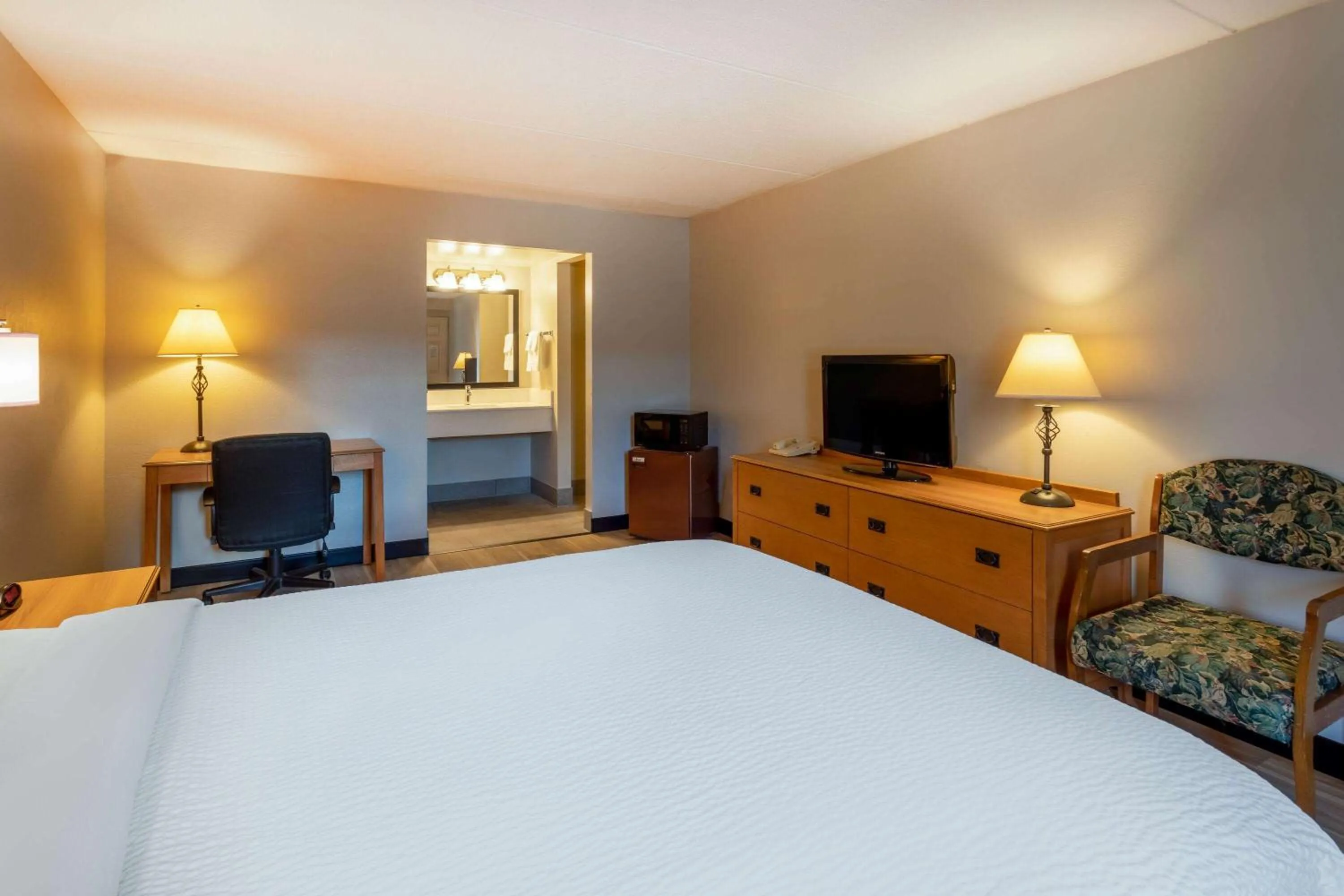 Photo of the whole room, Bed in Days Inn by Wyndham Birch Run