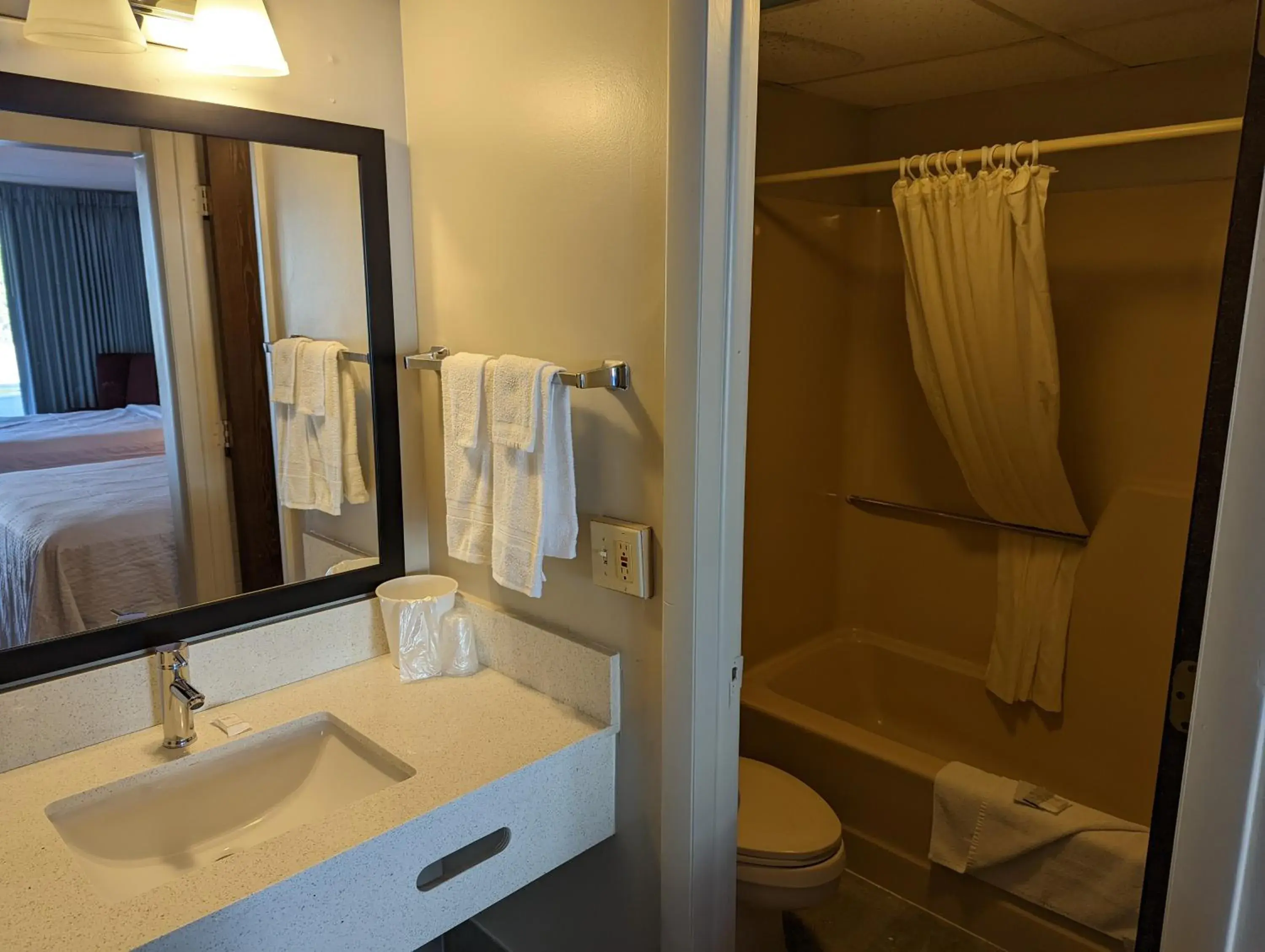 Queen Room - Non-Smoking in Days Inn by Wyndham Birch Run Queen Room - Non-Smoking in Days Inn by Wyndham Birch Run