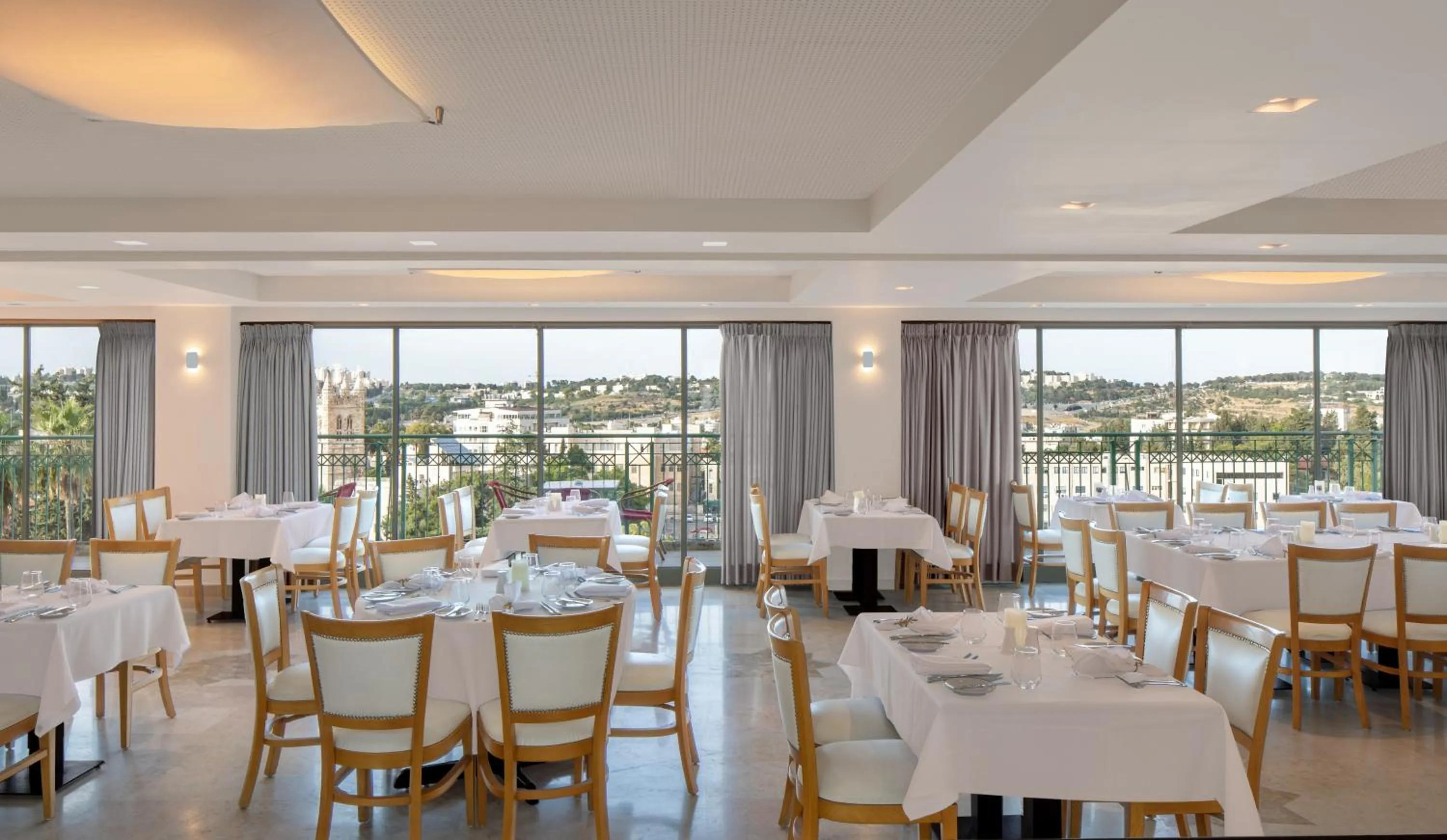 Restaurant/places to eat in Legacy Hotel