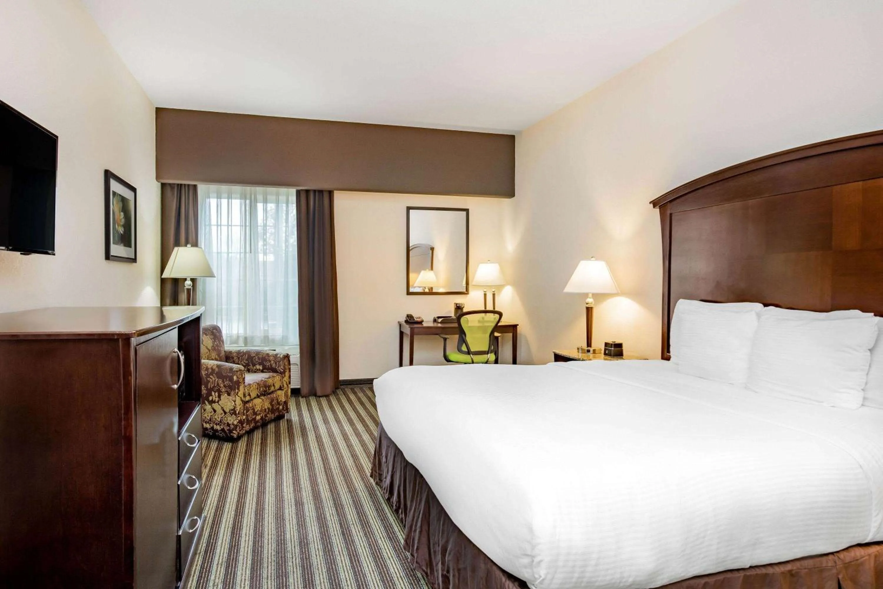 Photo of the whole room, Bed in La Quinta by Wyndham Fowler