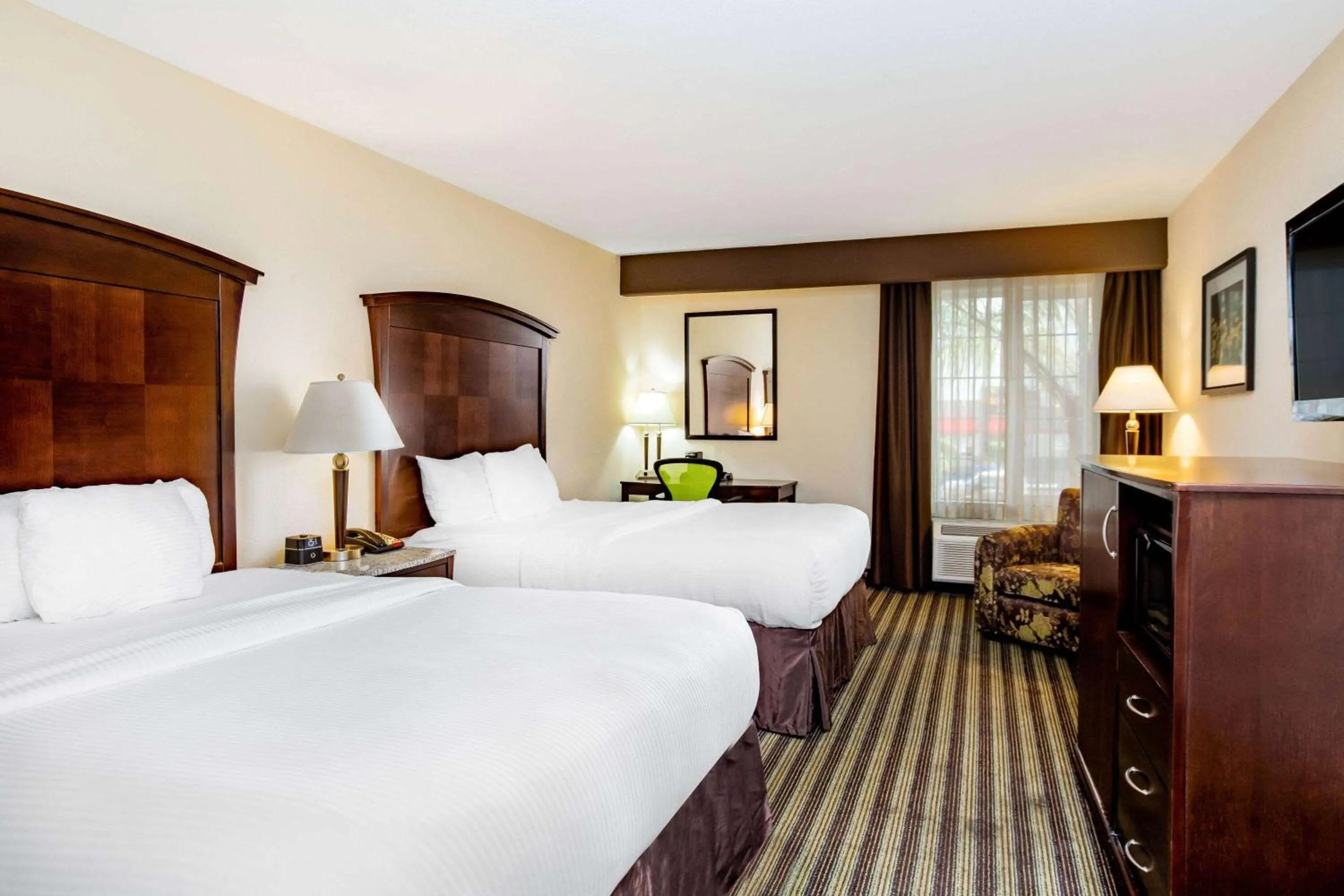 Photo of the whole room, Bed in La Quinta by Wyndham Fowler