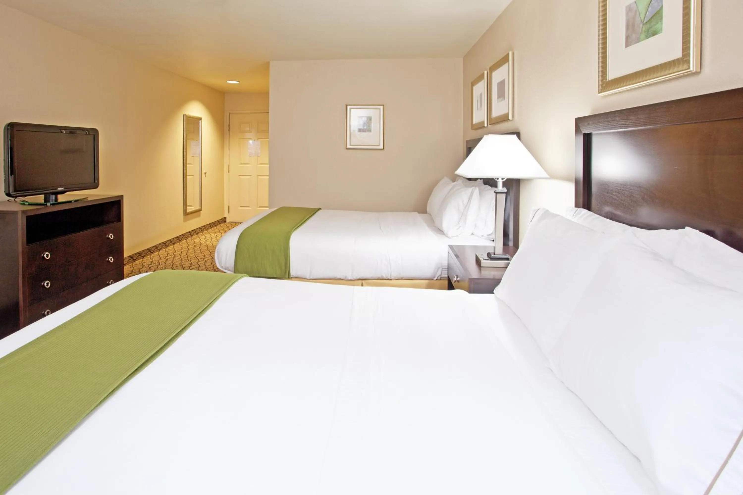 Photo of the whole room, Bed in Holiday Inn Express & Suites Columbus East - Reynoldsburg by IHG