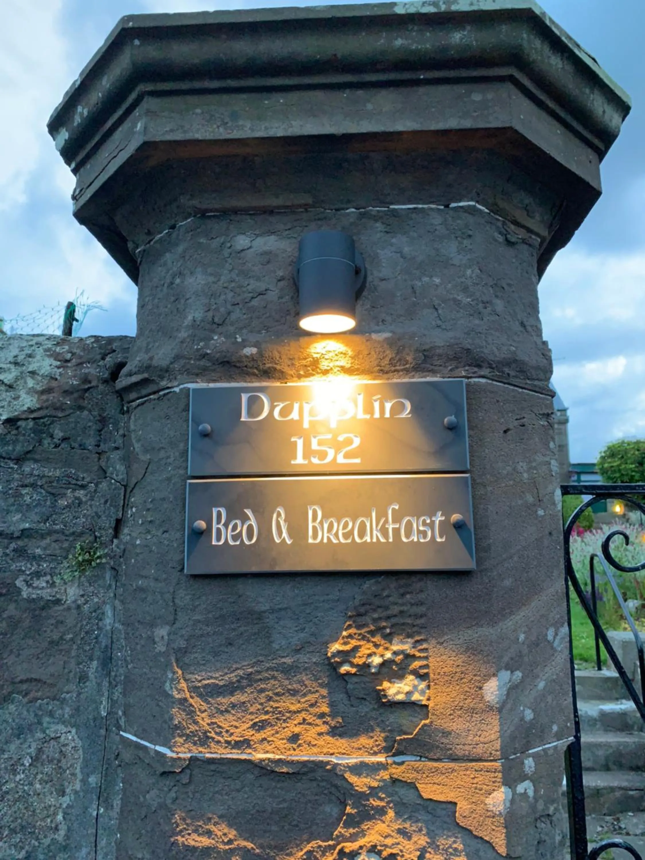 Facade/entrance in Dupplin152 bed and breakfast