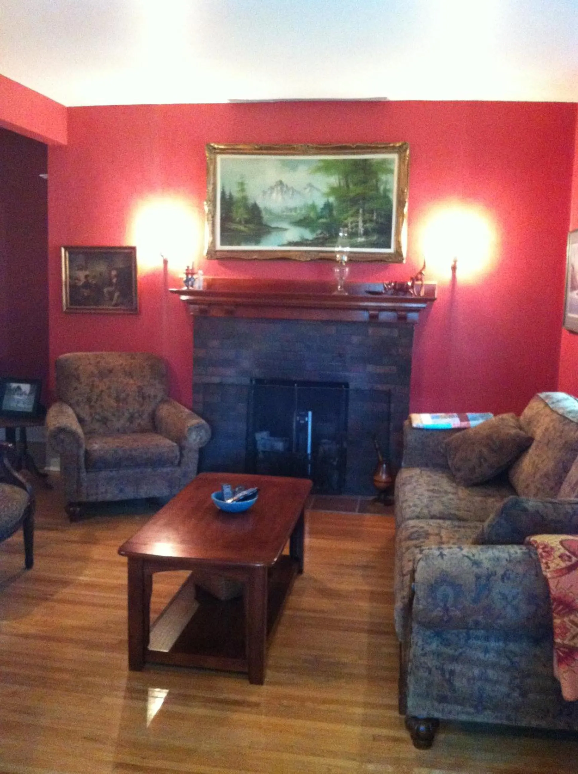 Communal lounge/ TV room in Sir Edgar House B&B