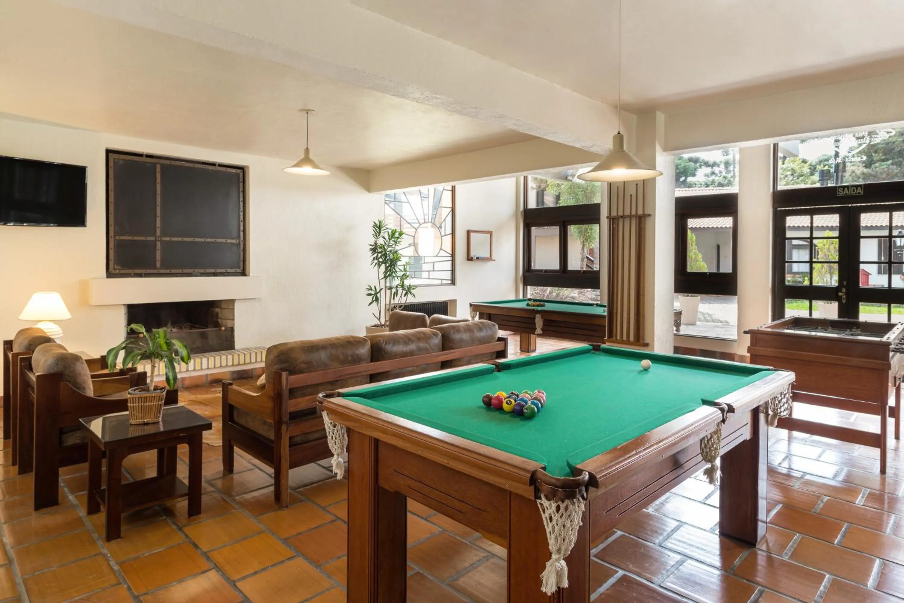 Communal lounge/ TV room in Vila Suzana Parque Hotel